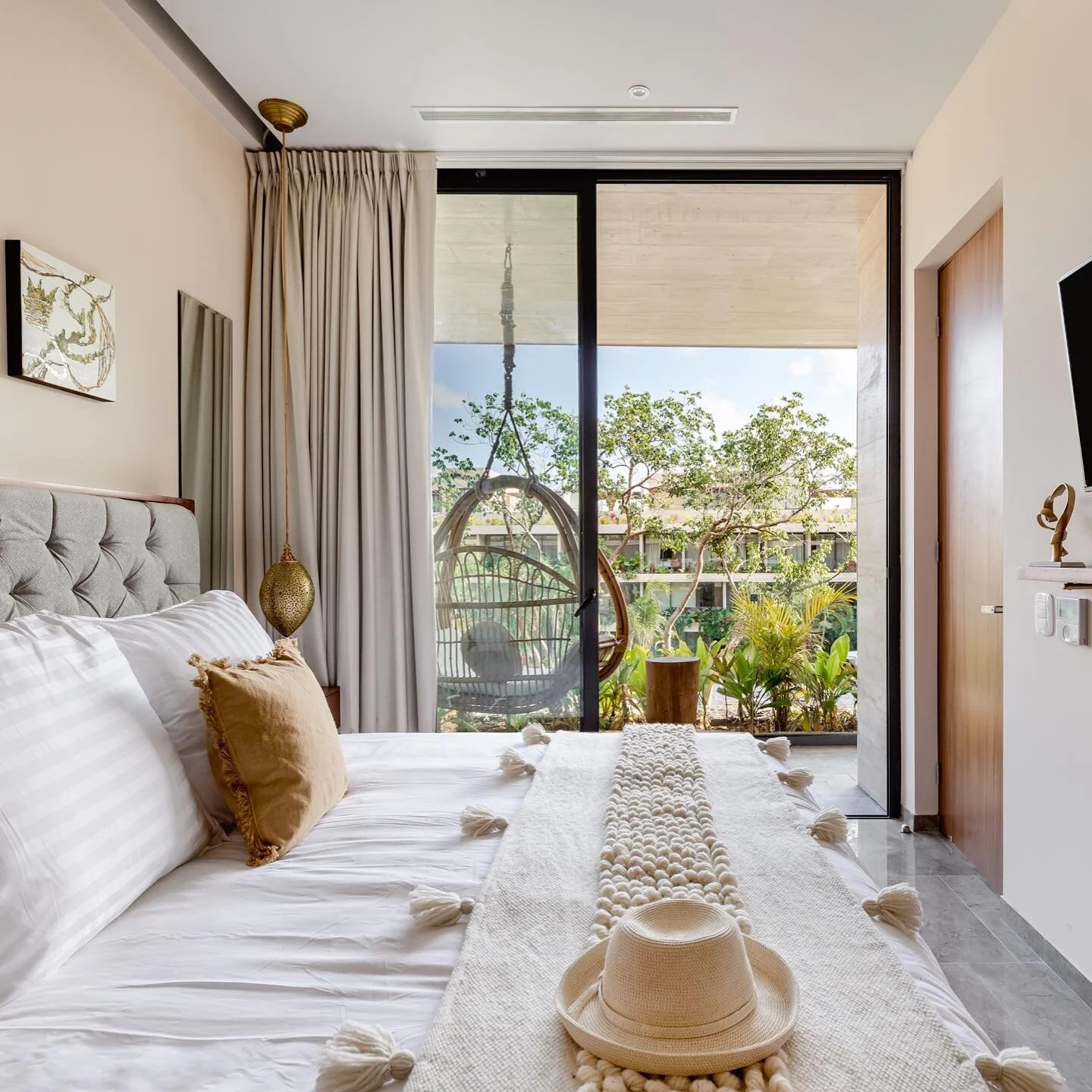 From our Mistiq project ✨ the soft neutrals give this room a clean, relaxed look, and the textures help add personality! But the real highlight in this room is the clients beautiful artwork (swipe to see) and of course the spectacular jungle views 🍃