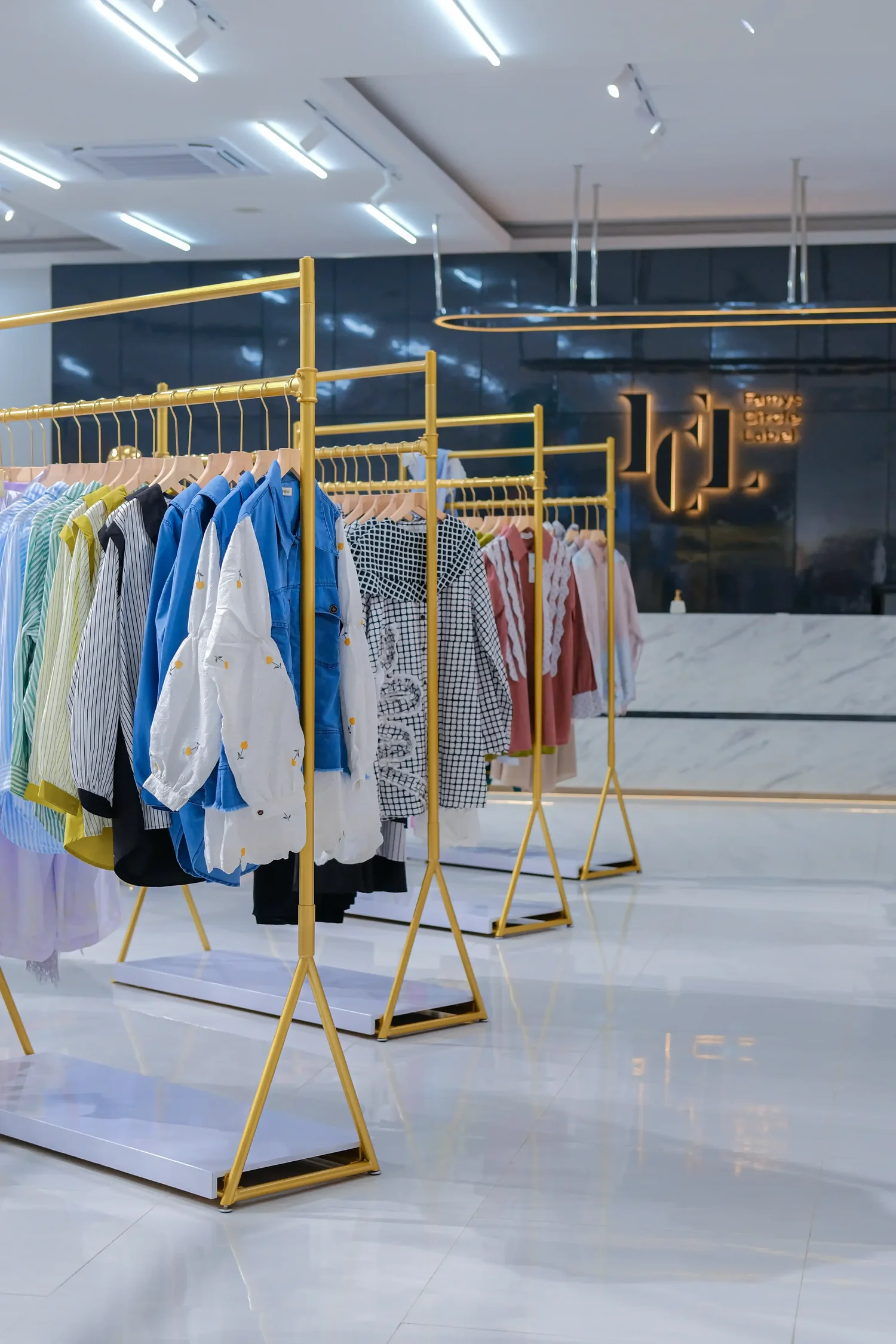 Famys Circle Label The Boutique — look