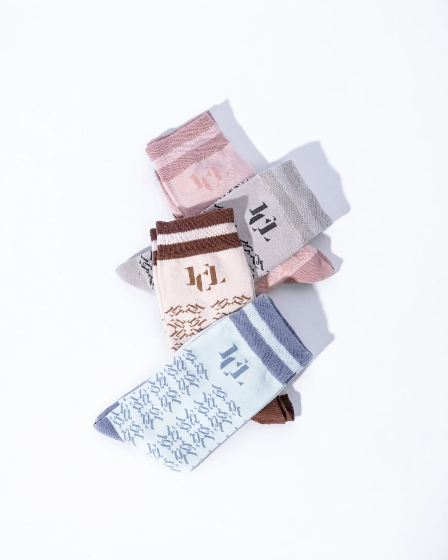 Famys Circle Label Signature Socks — flat-lay