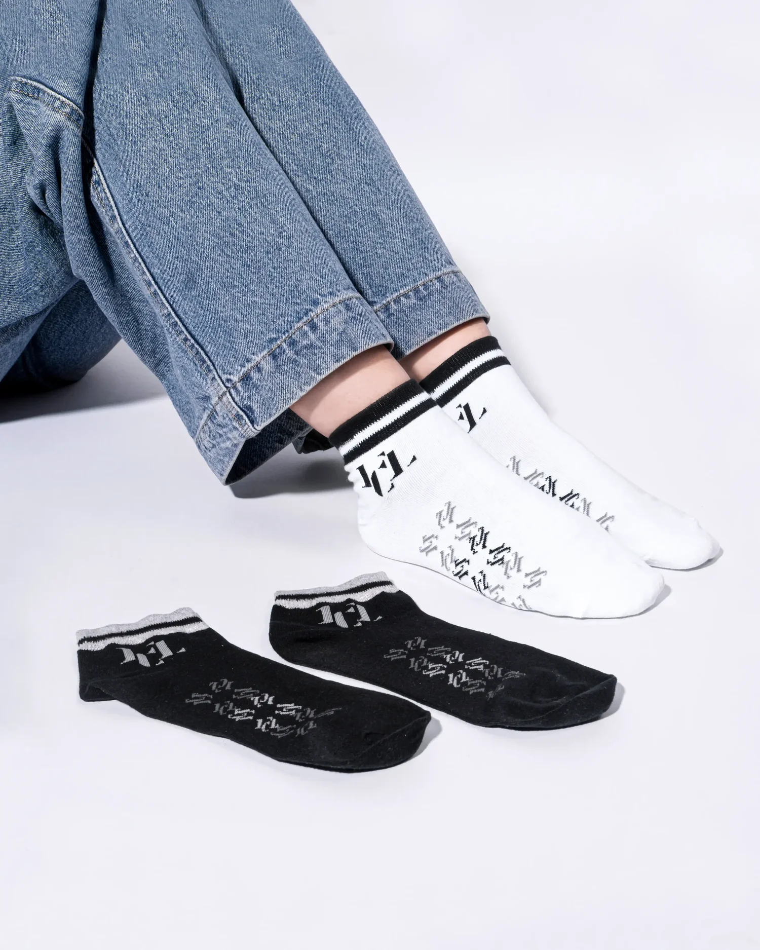 Famys Circle Label Signature Socks — flat-lay