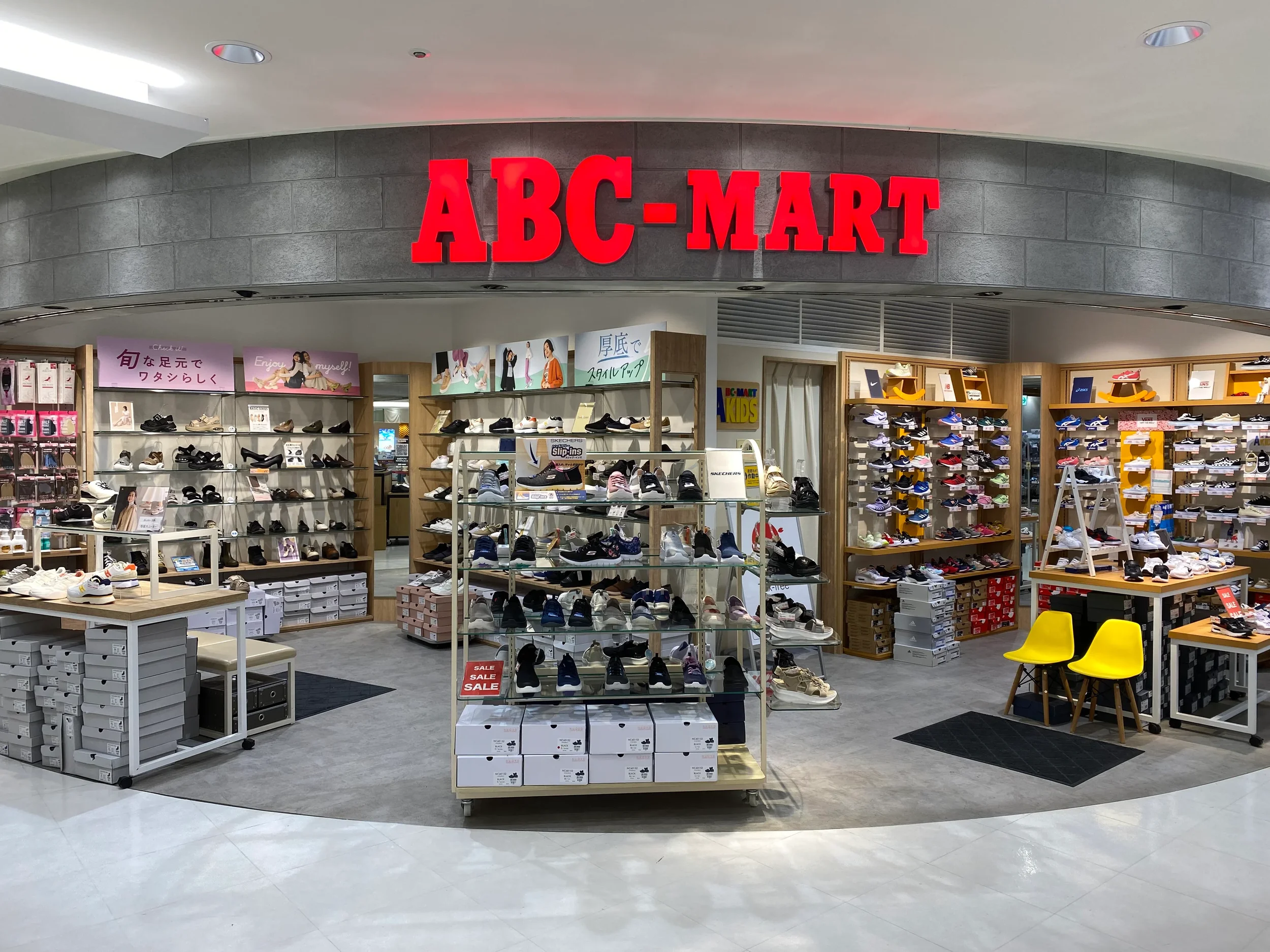kok-bisa-abc-mart-jepang-jadi-surga-sepatu-murah-bagi-wisatawan