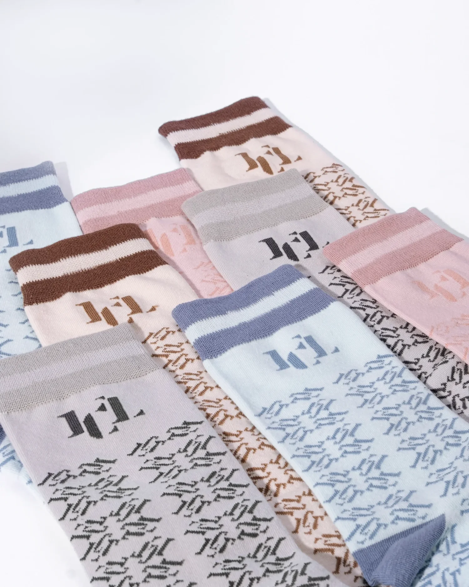 Famys Circle Label Signature Socks — flat-lay
