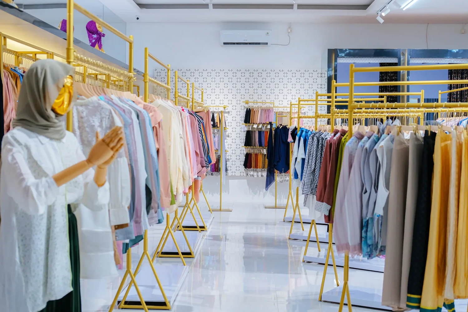 Famys Circle Label The Boutique — look