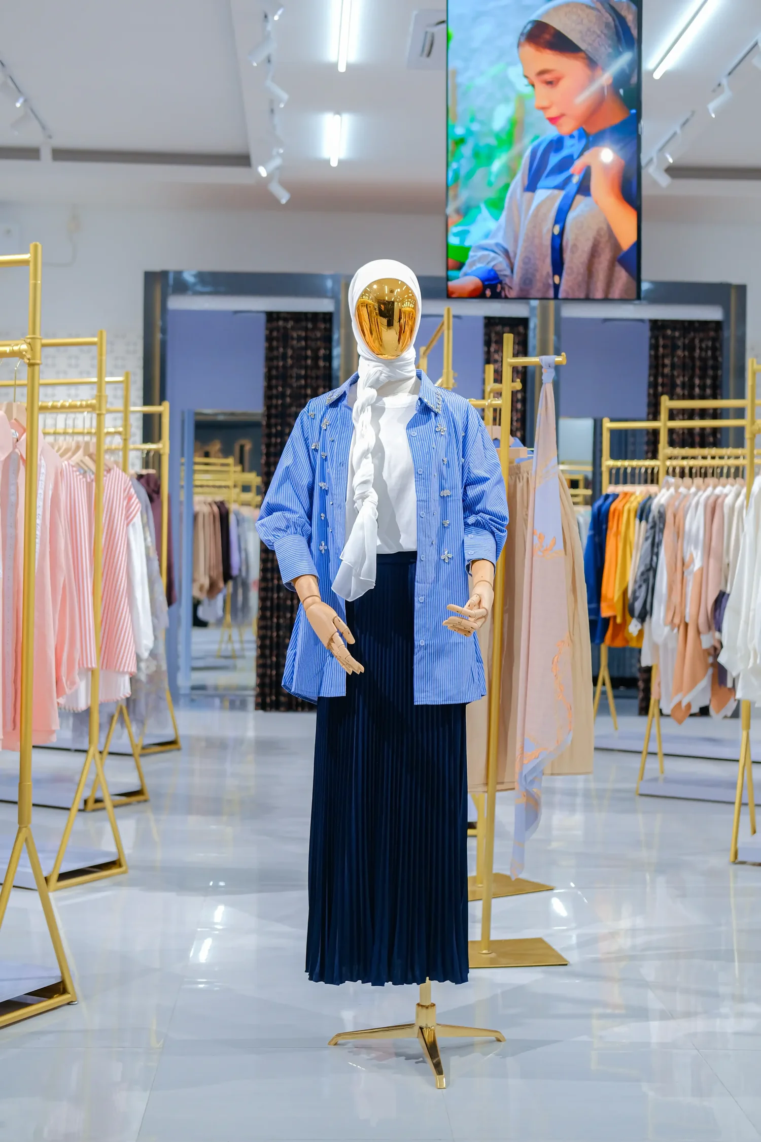 Famys Circle Label The Boutique — look