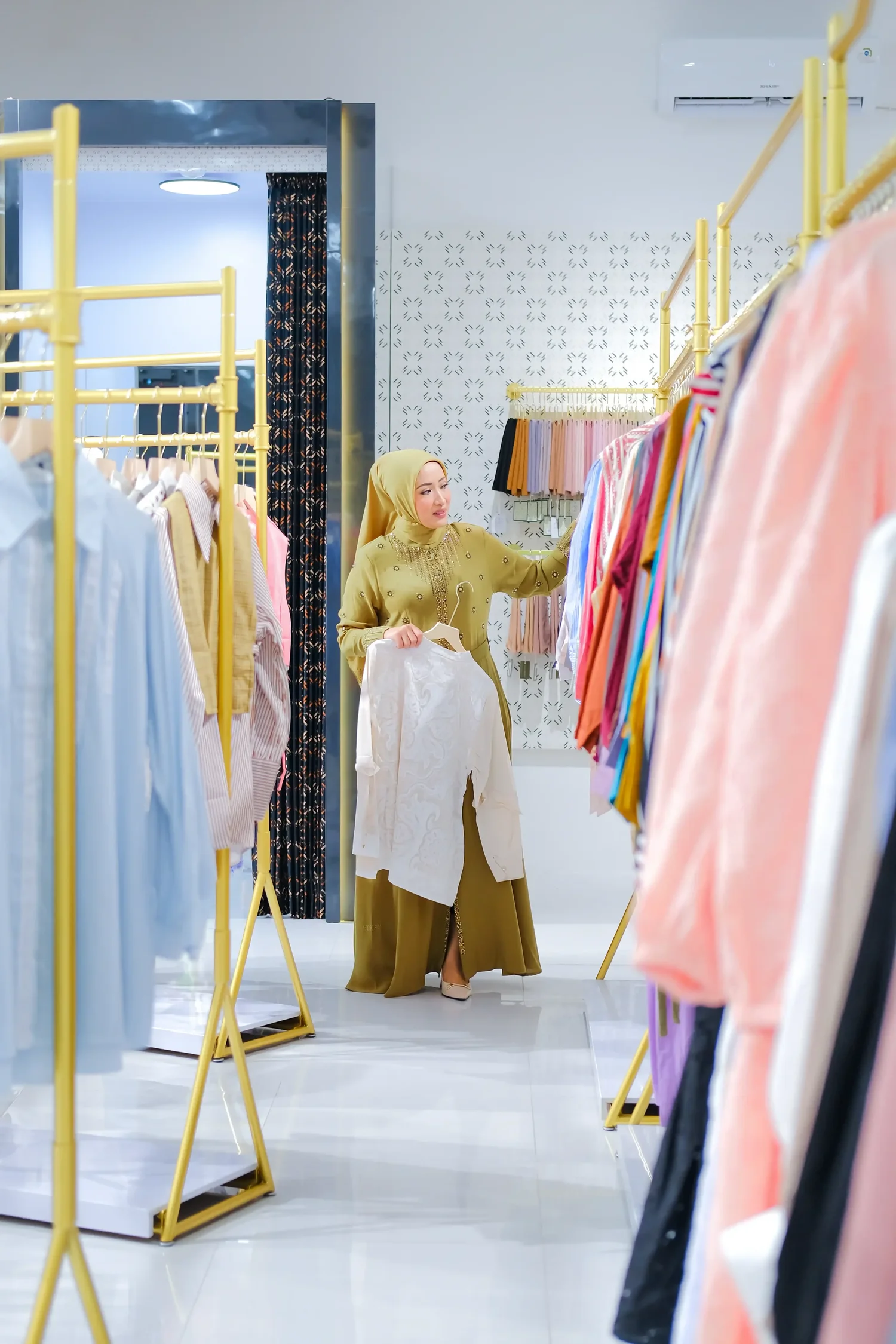 Famys Circle Label The Boutique — look