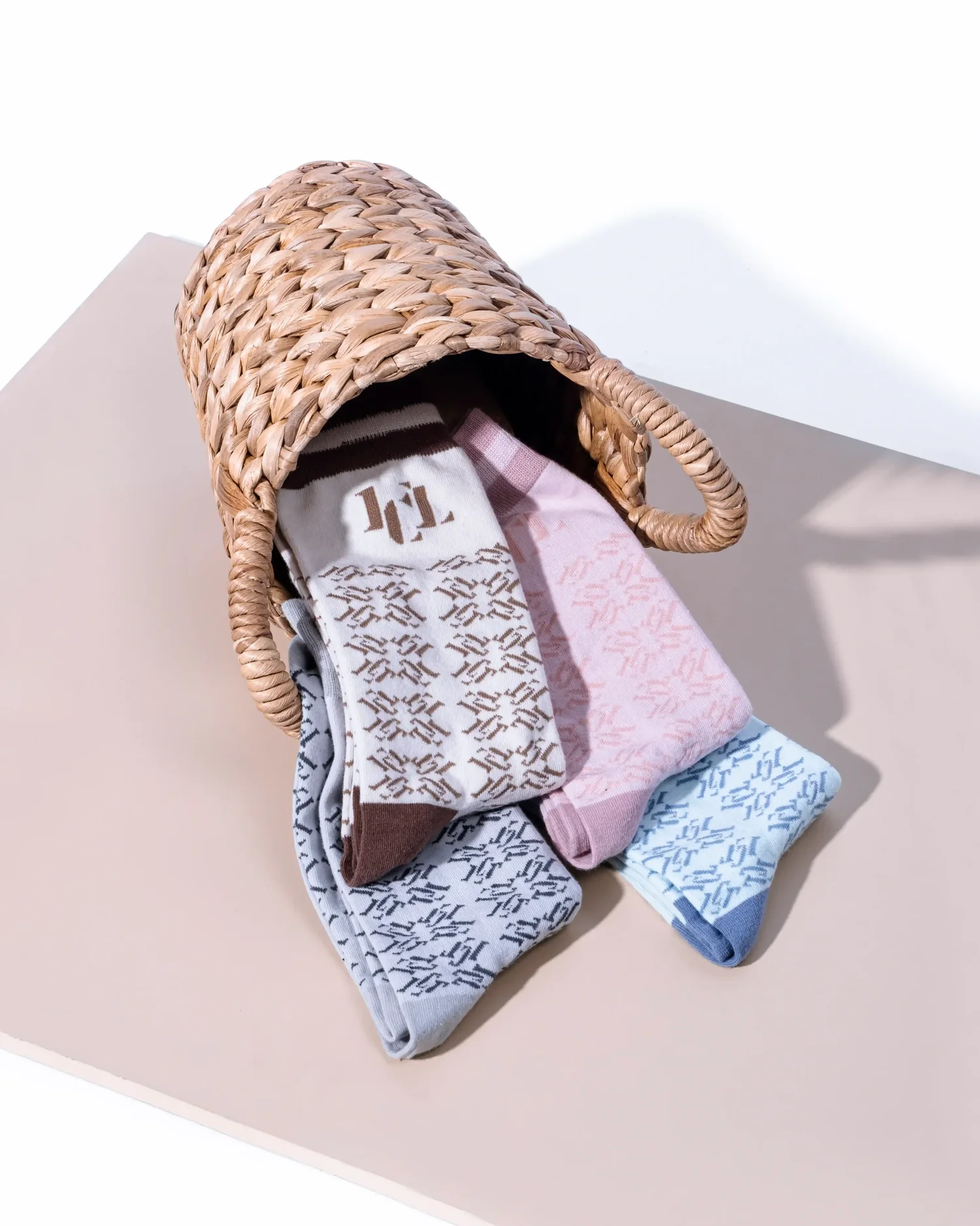 Famys Circle Label Signature Socks — flat-lay