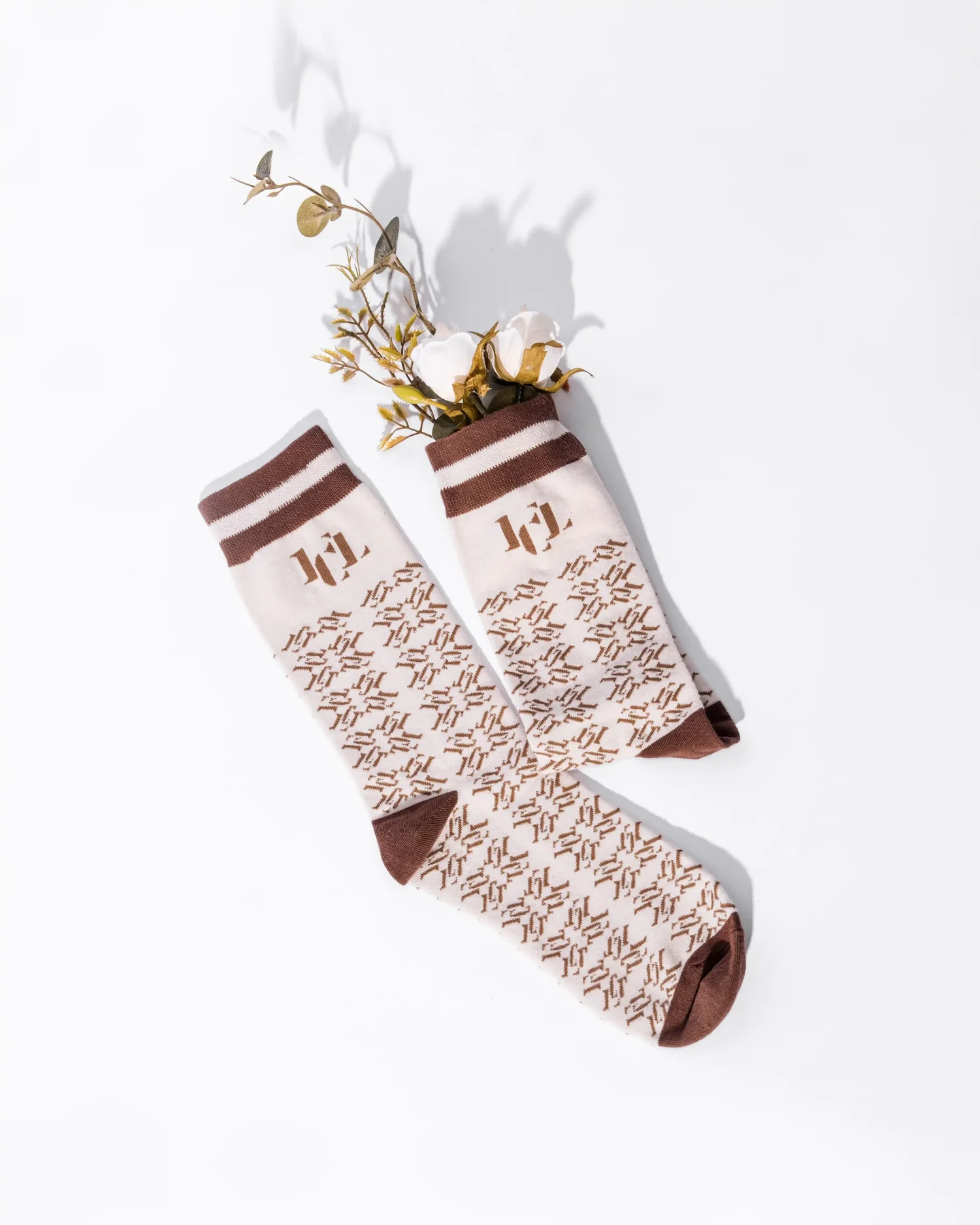Famys Circle Label Signature Socks — flat-lay