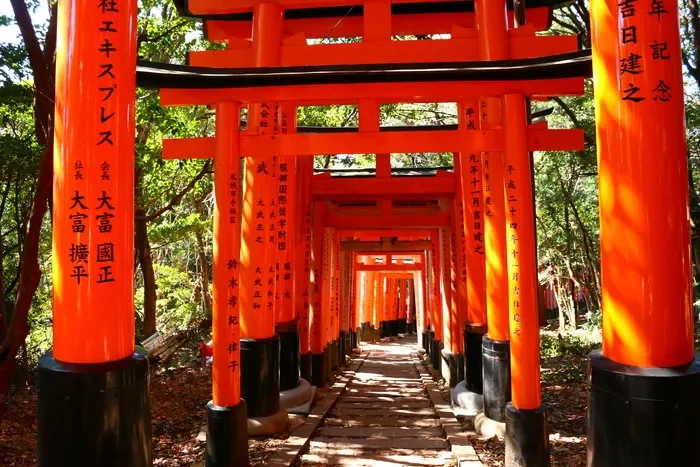 fushimi-inari-taisha-jepang-kuil-seribu-gerbang-yang-mendunia