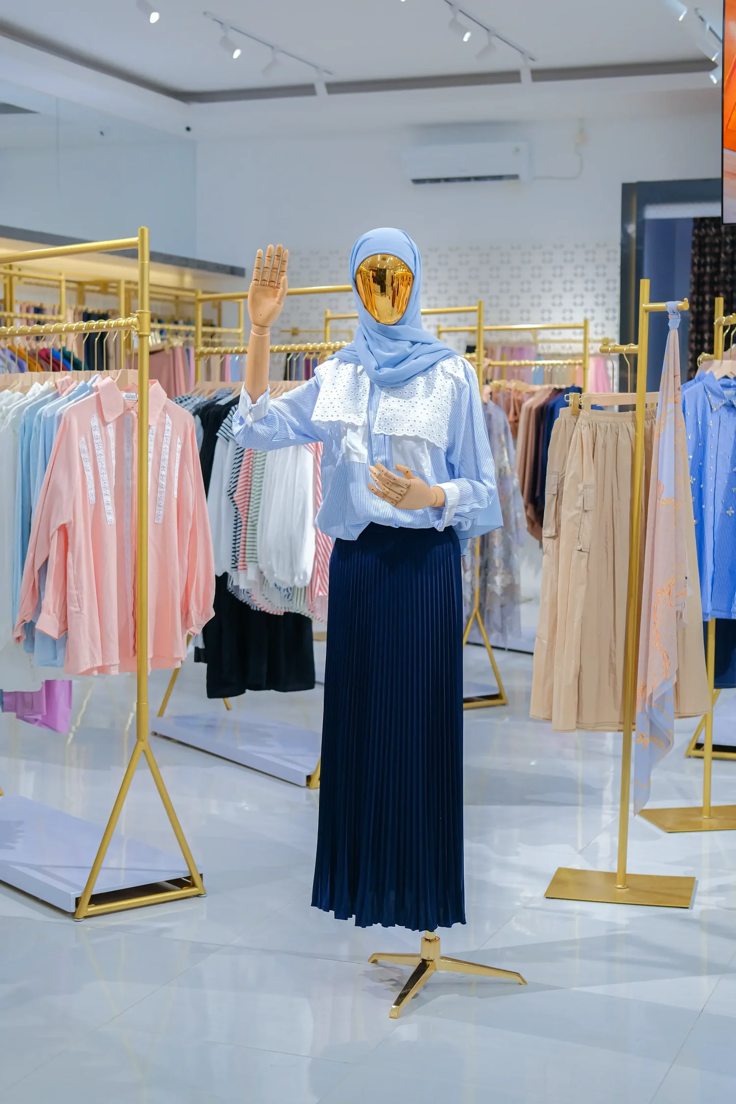 Famys Circle Label The Boutique — look