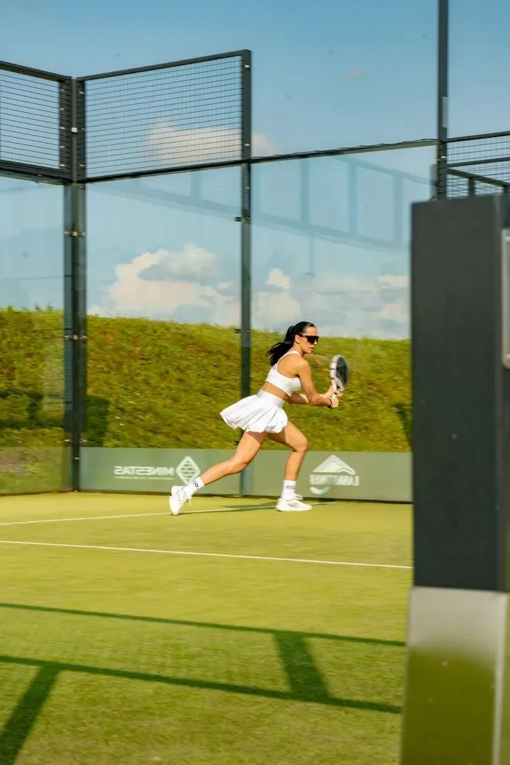 brand-outfit-padel-wanita-terbaru-yang-stylish-nyaman-dan-makin-populer-di-kalangan-atlet-perempuan