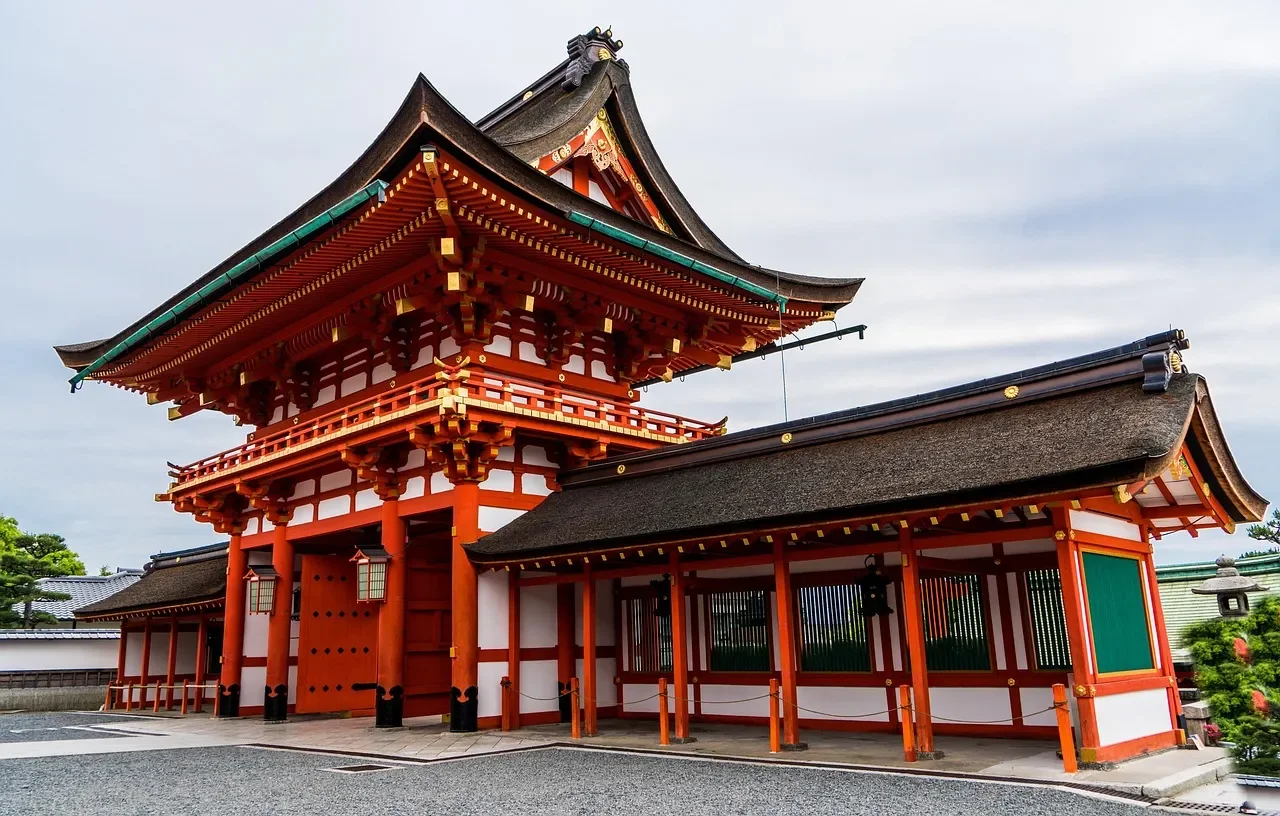 fushimi-inari-taisha-jepang-kuil-seribu-gerbang-yang-mendunia