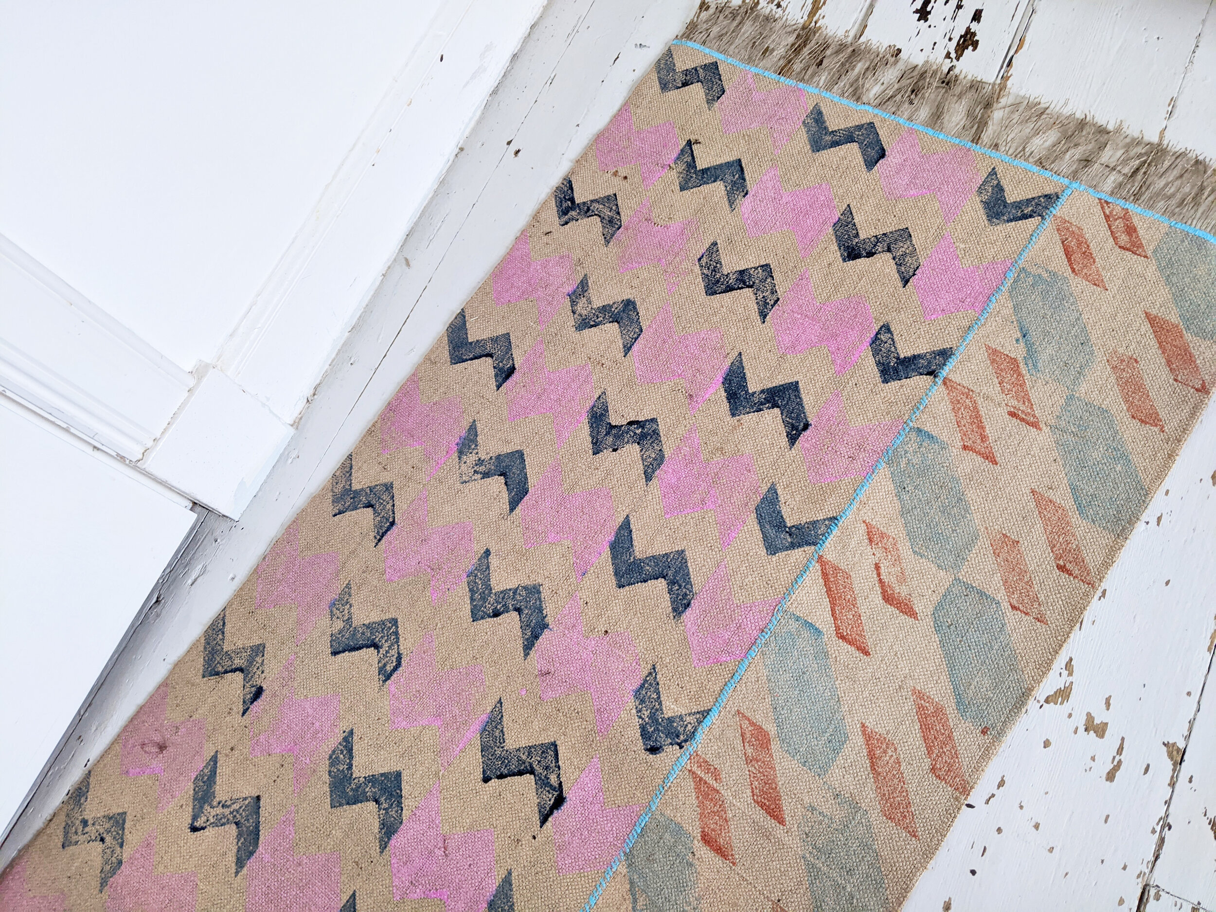 FÁZIS pink and navy block printed rug in zigzag pattern