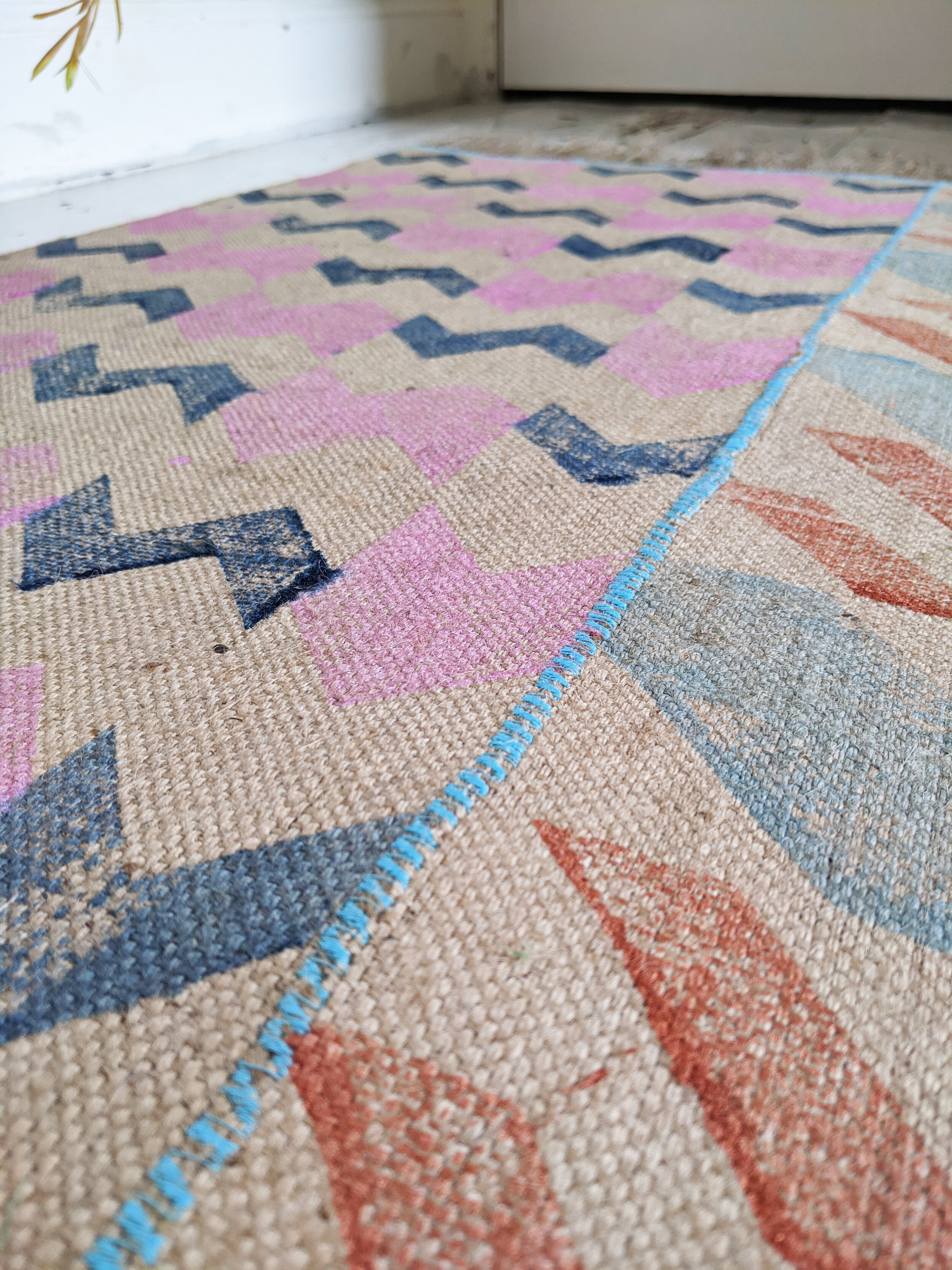 FÁZIS pink and navy block printed rug in zigzag pattern