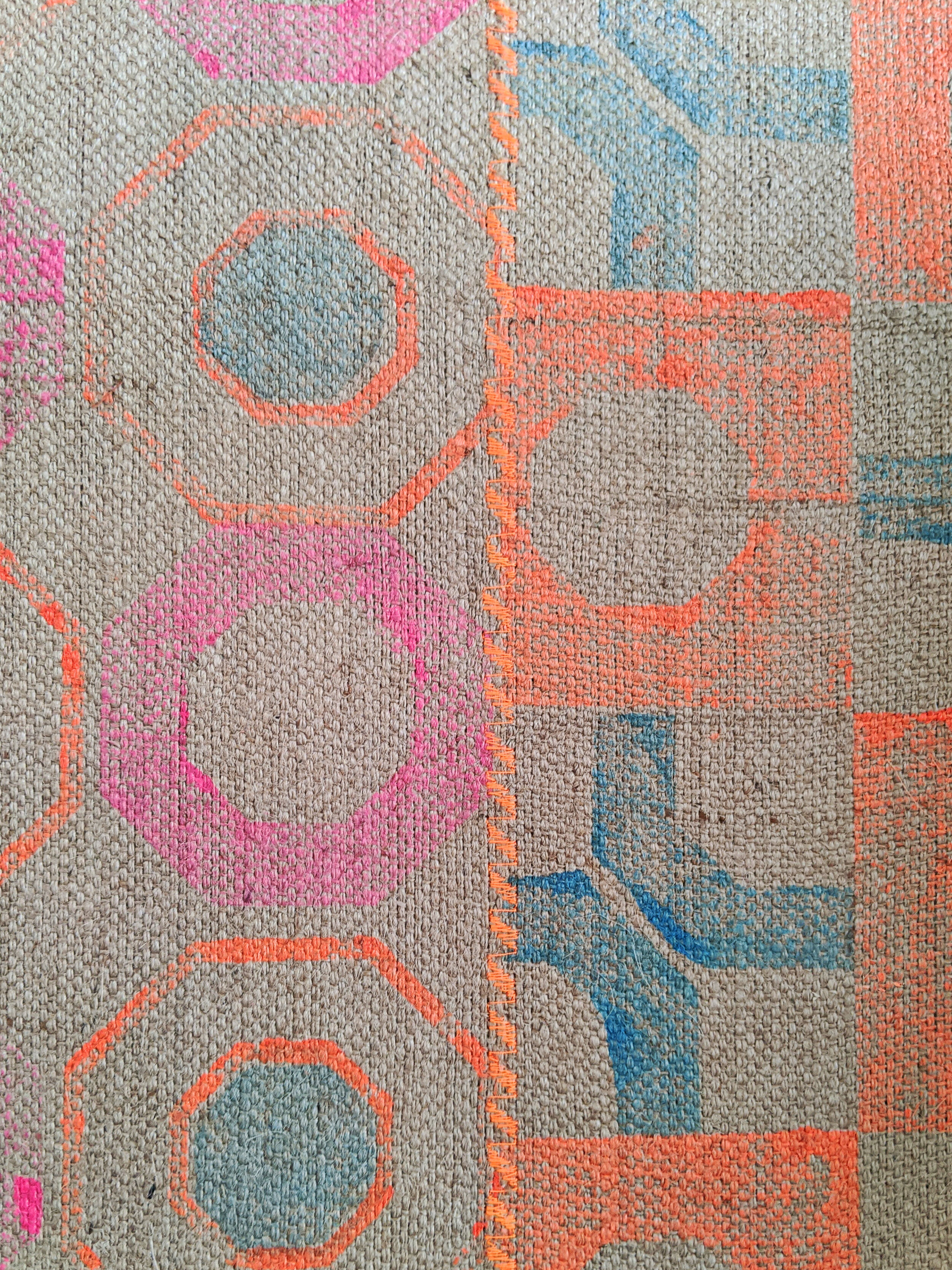 METRÓ retro geometric patterned hand printed orange rug detail