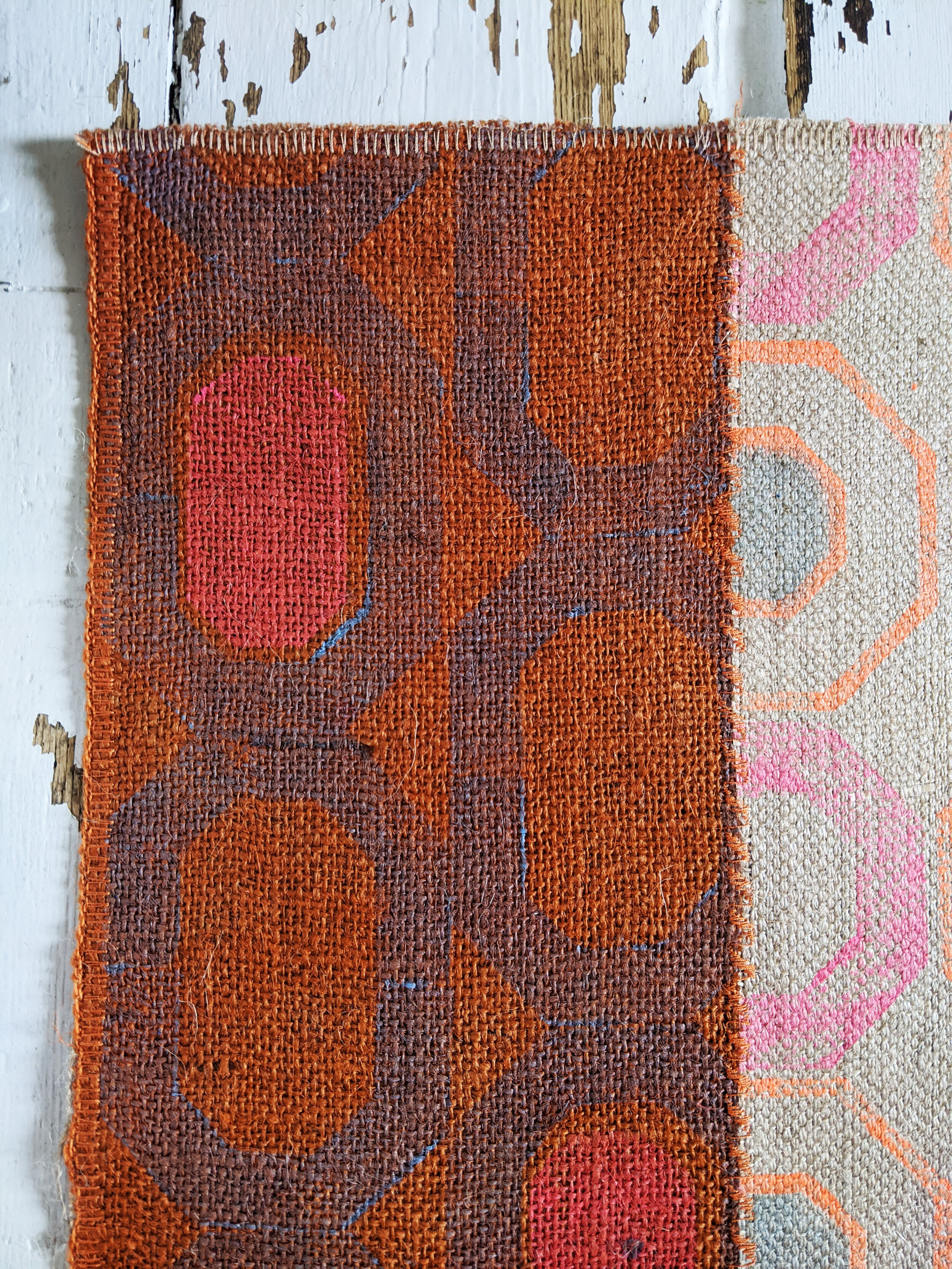 METRÓ retro geometric patterned hand printed orange rug detail