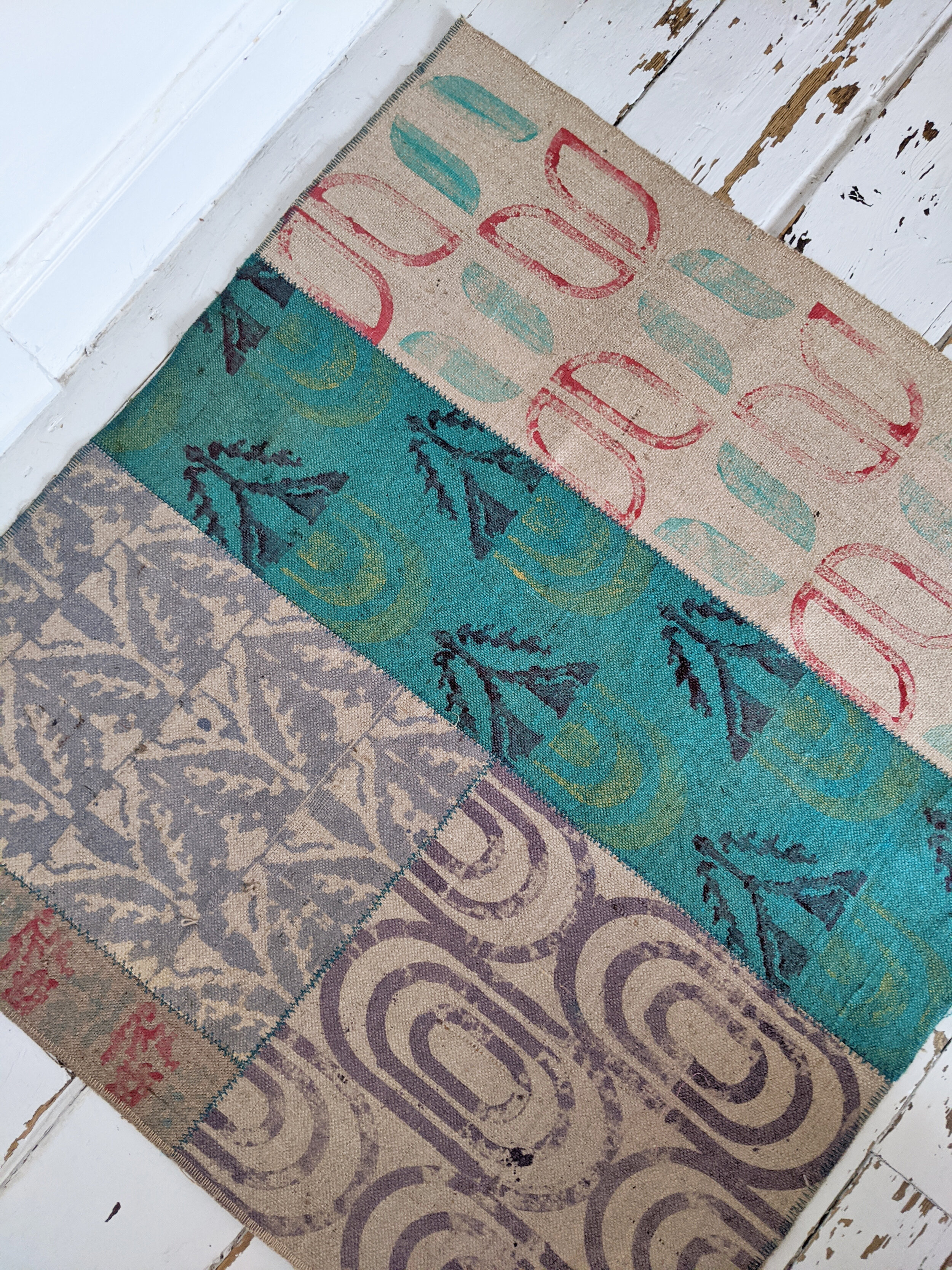 NÉPI hand printed patch rug with retro print and teal colours
