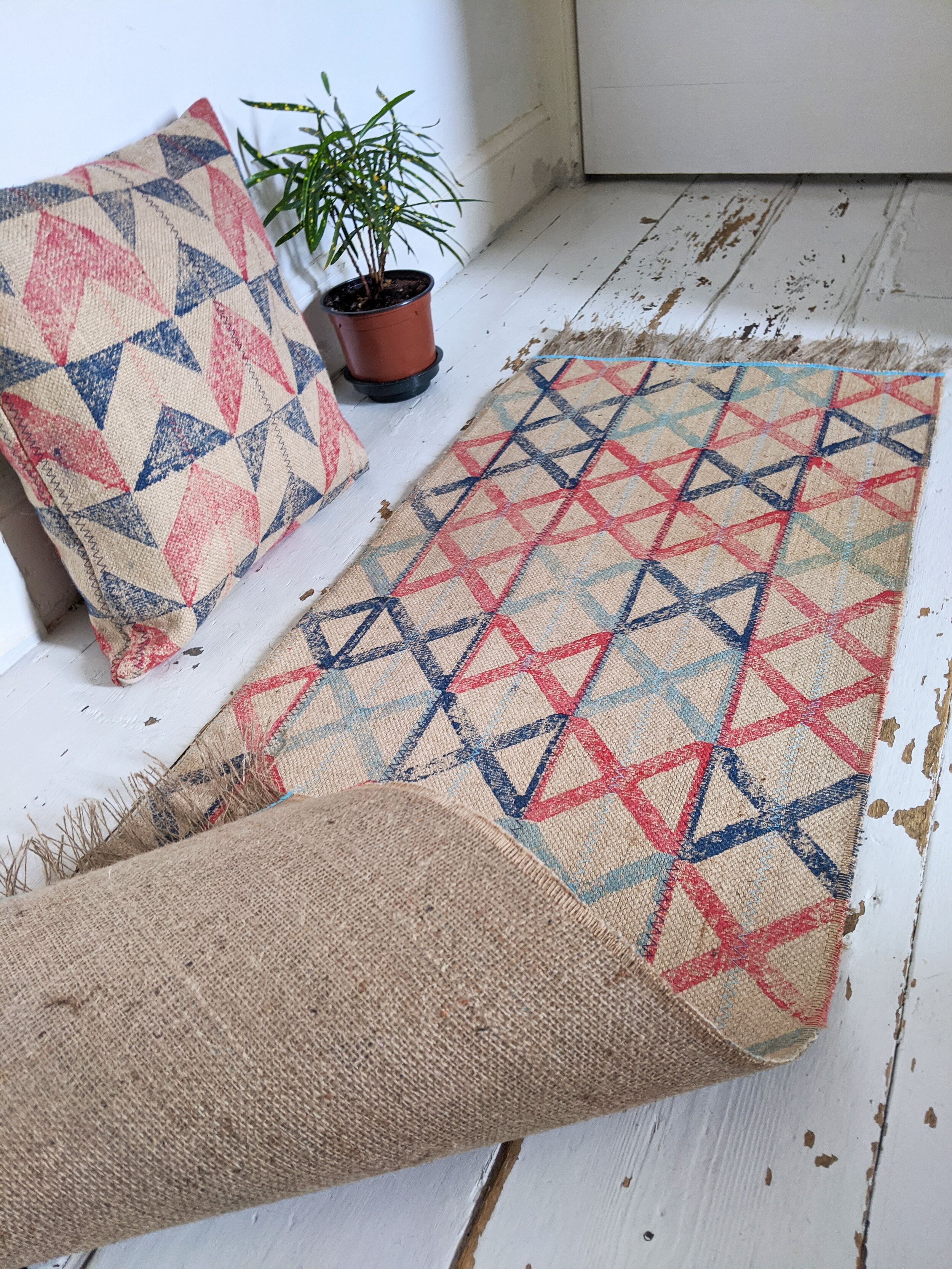 TRANZIT industrial inspired jute rug with grid pattern