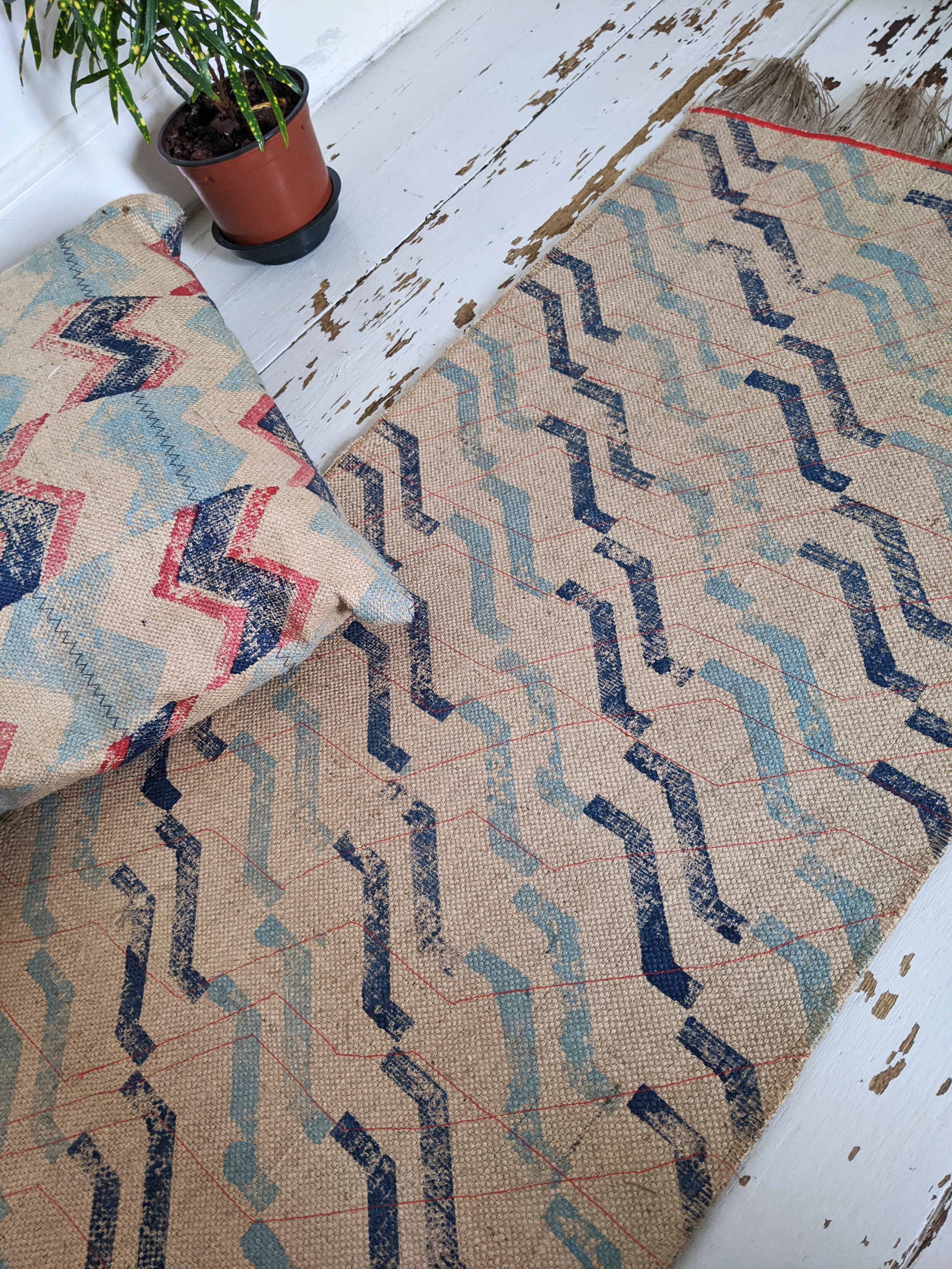 SKÁLA blue print on natural jute geometric hallway rug