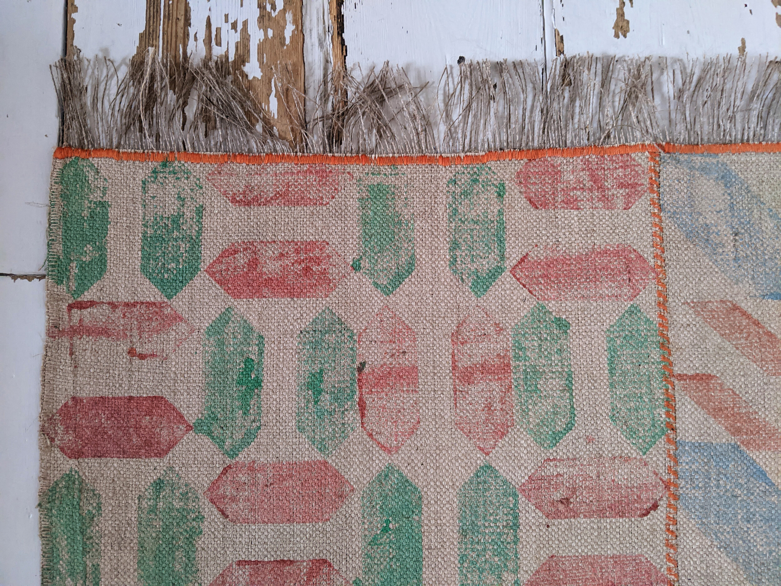 TRANZIT rug with geometric green and copper contrast print
