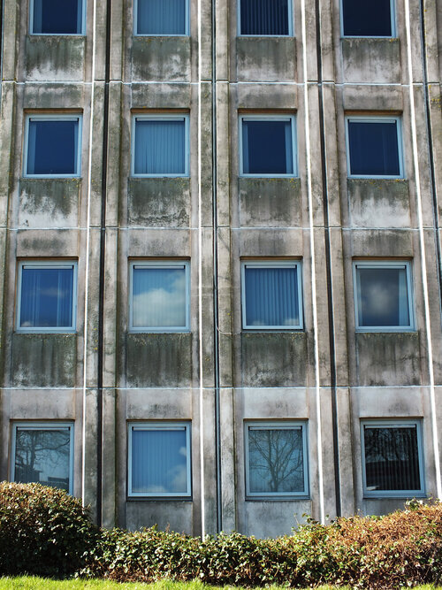 rothesay-house-facade-windows-concrete.jpg