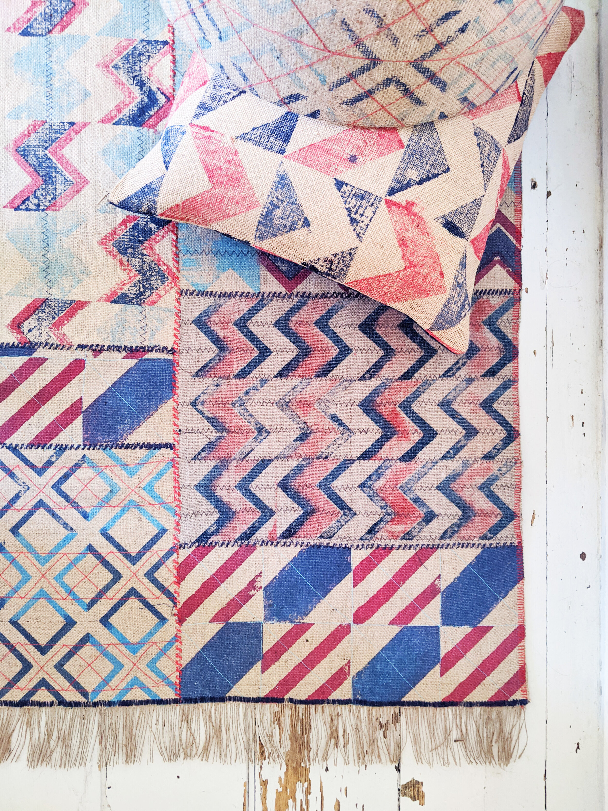 VITORLA printed rug in nautical colourways for coastal decor