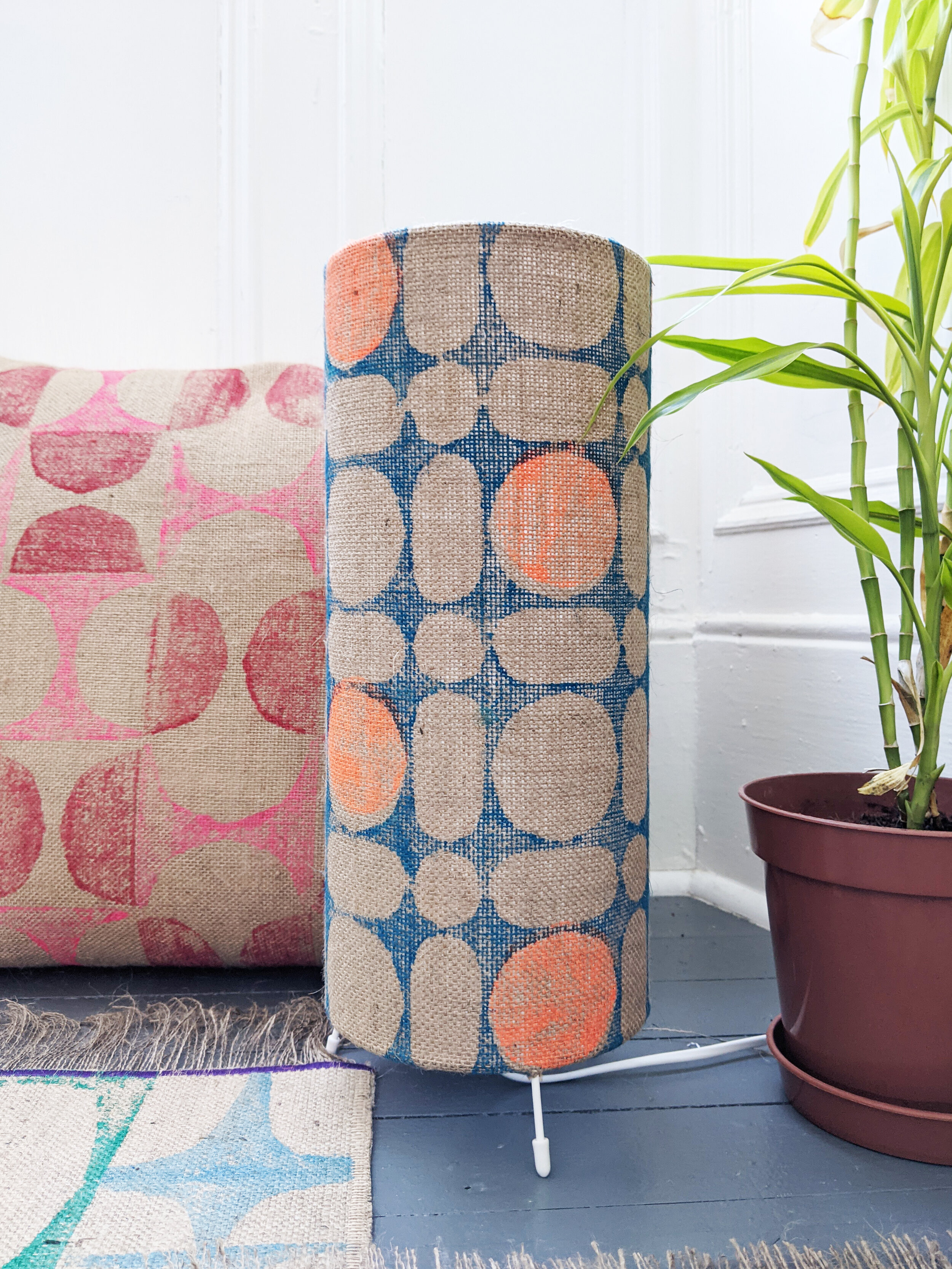 RAKÉTA floor lamp with brutalist modernist geometric print and house plant