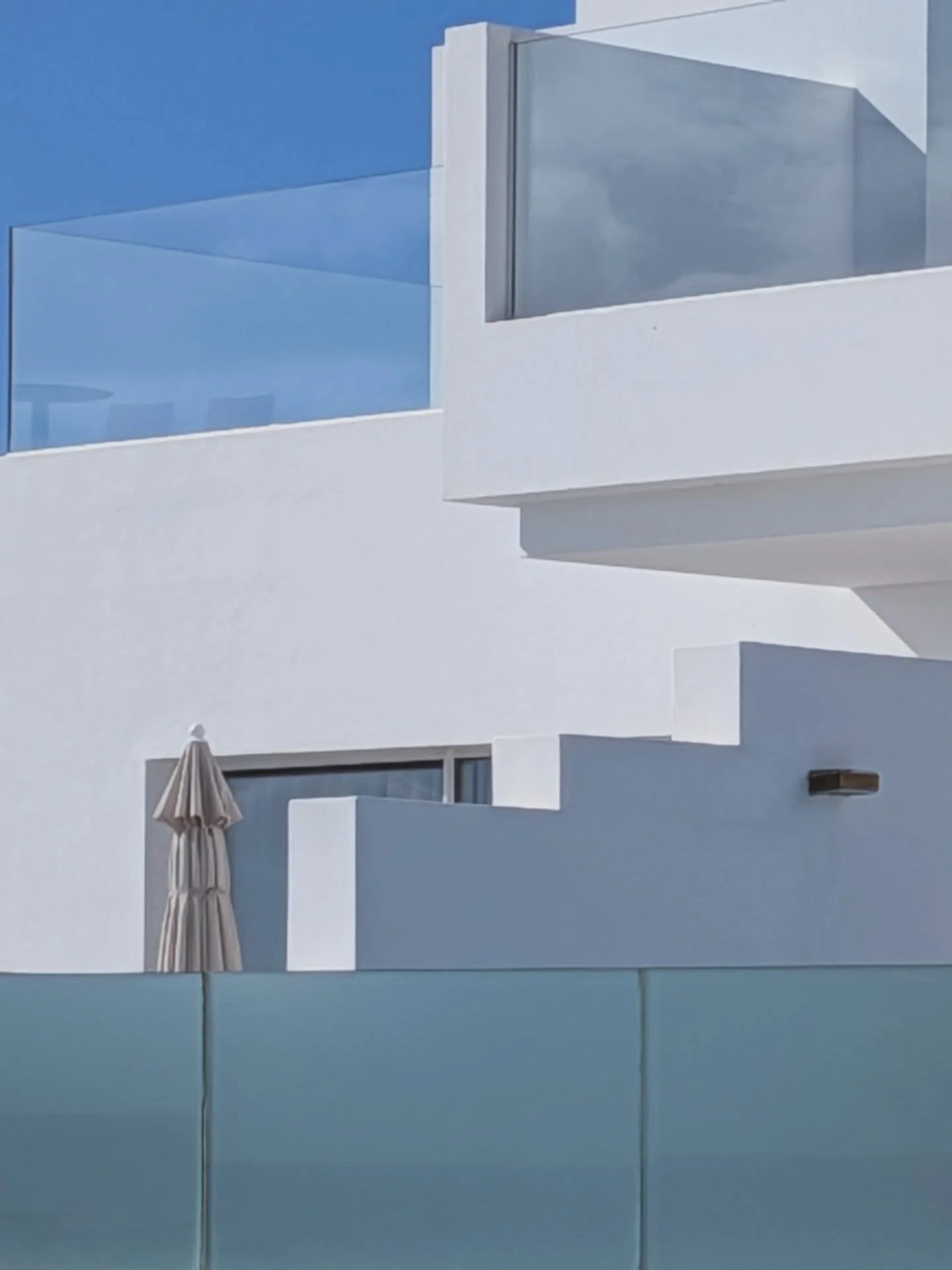 sunday inspiration ☀️ the first one of the year, from the last week of last year because winter is not my thing. i do love a summer holiday, and i even wrote a blog post about how the complete uniformity of resorts and other places others might find 