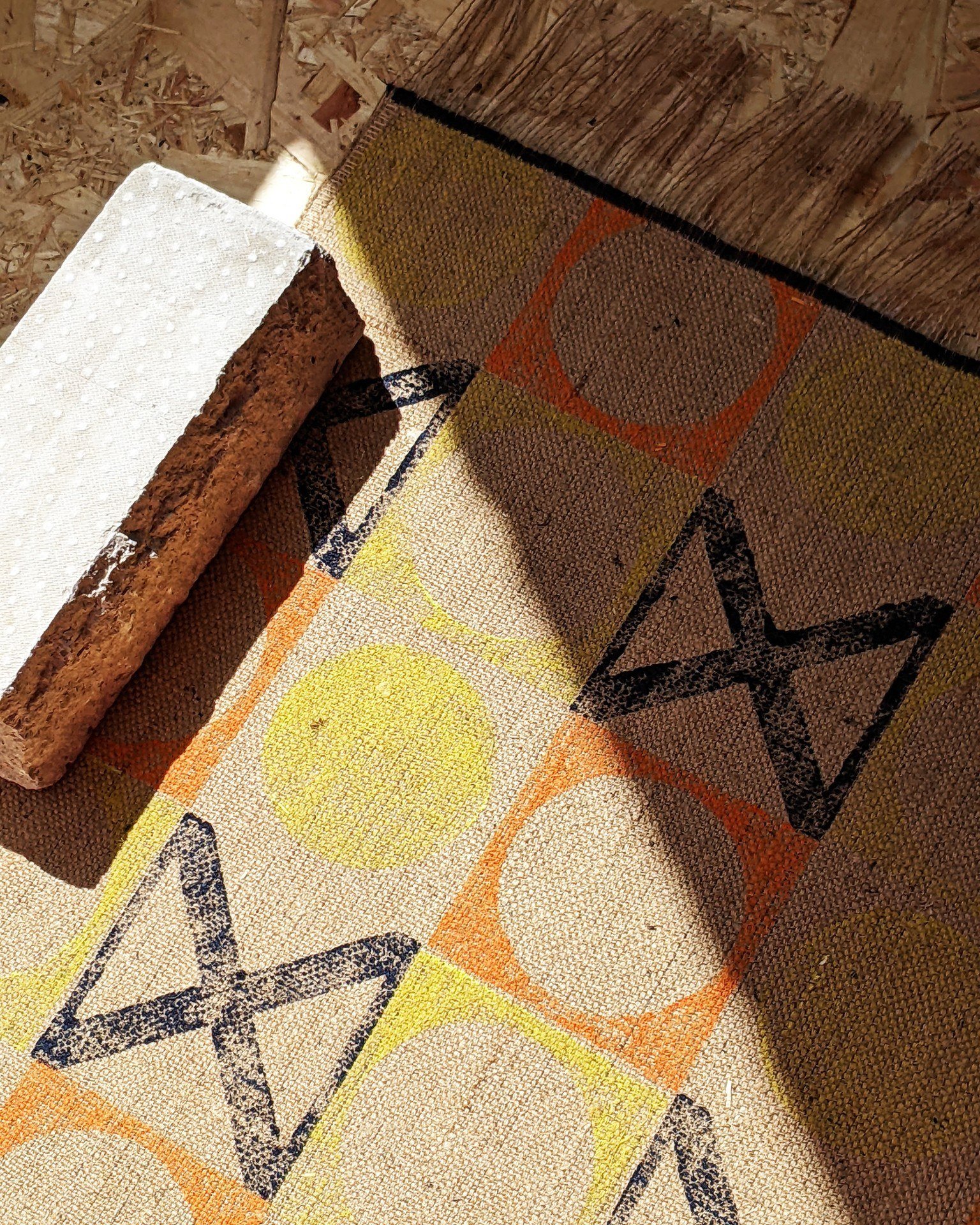 some sunshine☀️and naturally the rug had to be dragged straight into it.

hand block printed rugs always look a little different in strong light: the texture shows up, the colours settle properly, the pattern starts behaving more like a surface than 