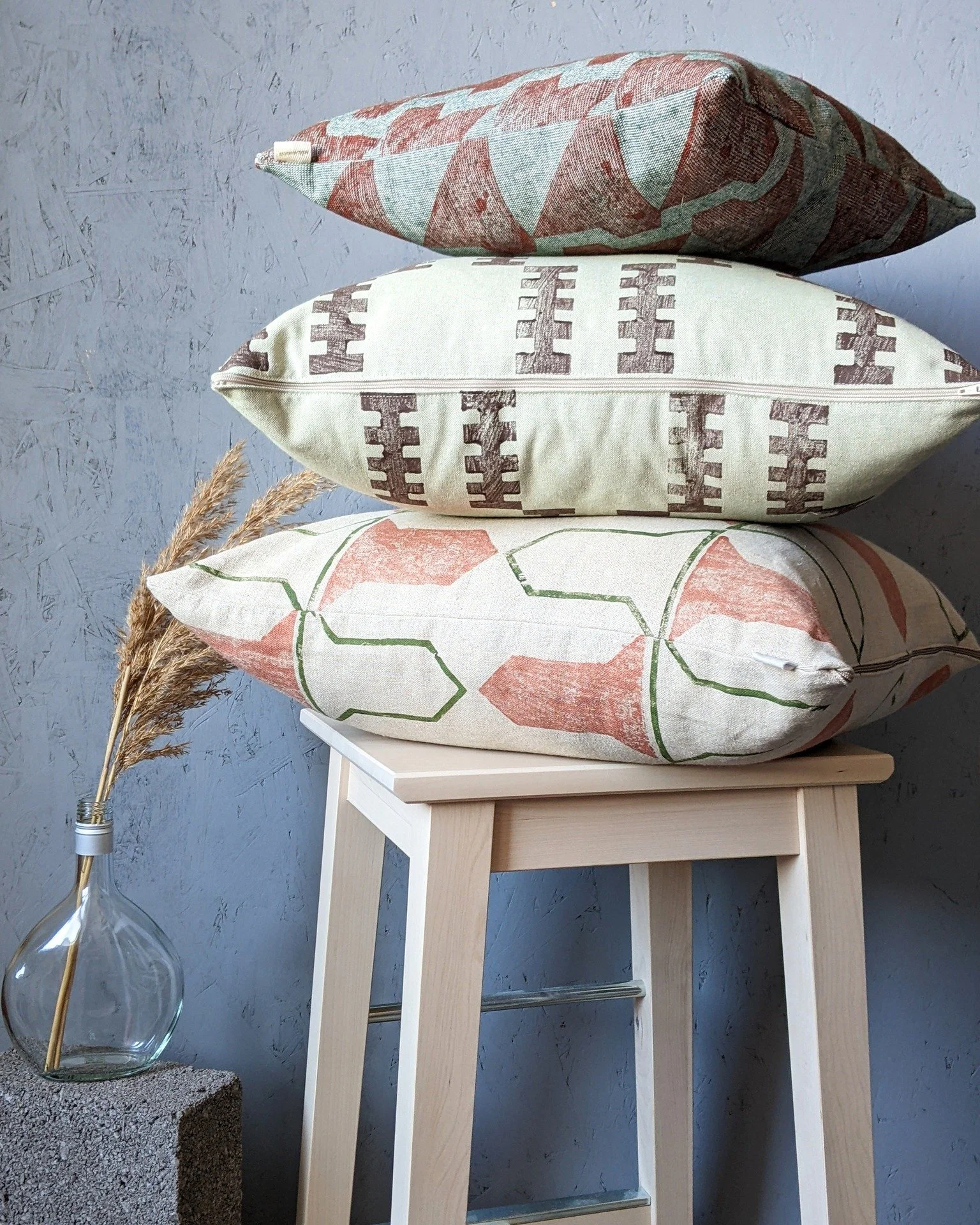 texture 🤚🌿 the silent language of a room. a cushion is the perfect accent piece because it is a tactile experience. we take great pride in having sourced the right recycled bases to ensure that the zitozza aesthetic feels as good as it looks.

feat