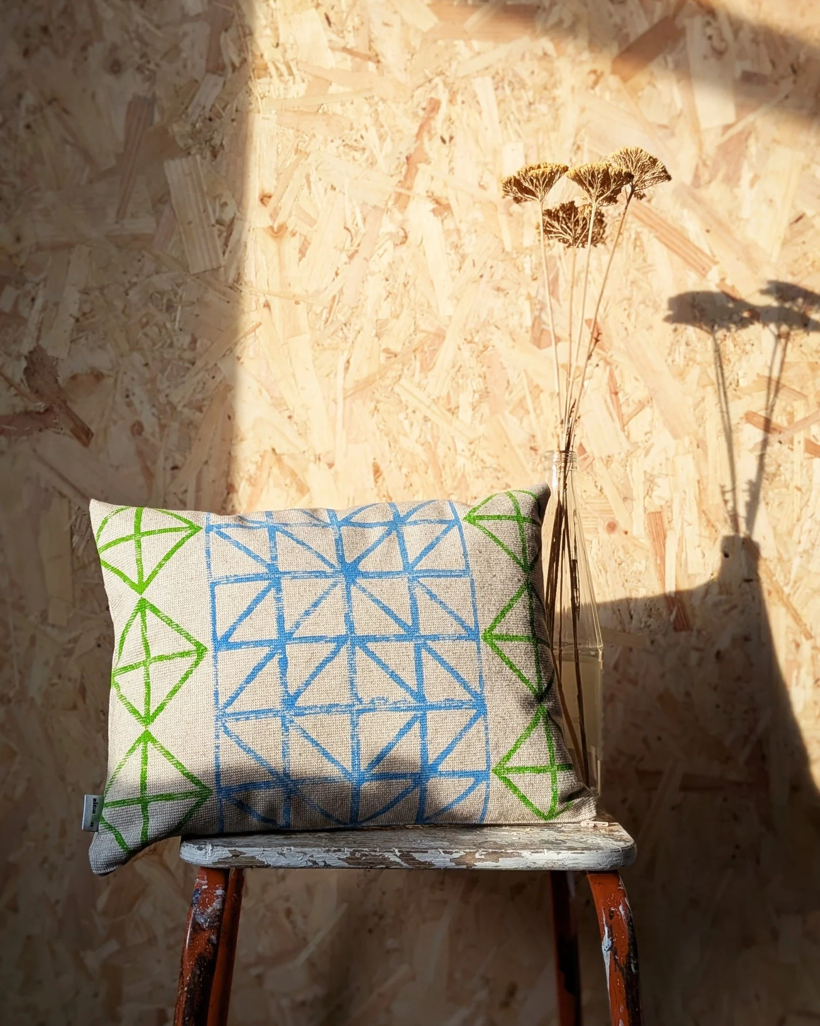 out of the infinite ways our modular blocks can be combined, this configuration is a small,  comfortable, structure-inspired piece. 

we call it RAJZ. it is a study in the symmetry and the way structural logic can be softened by recycled upholstery f