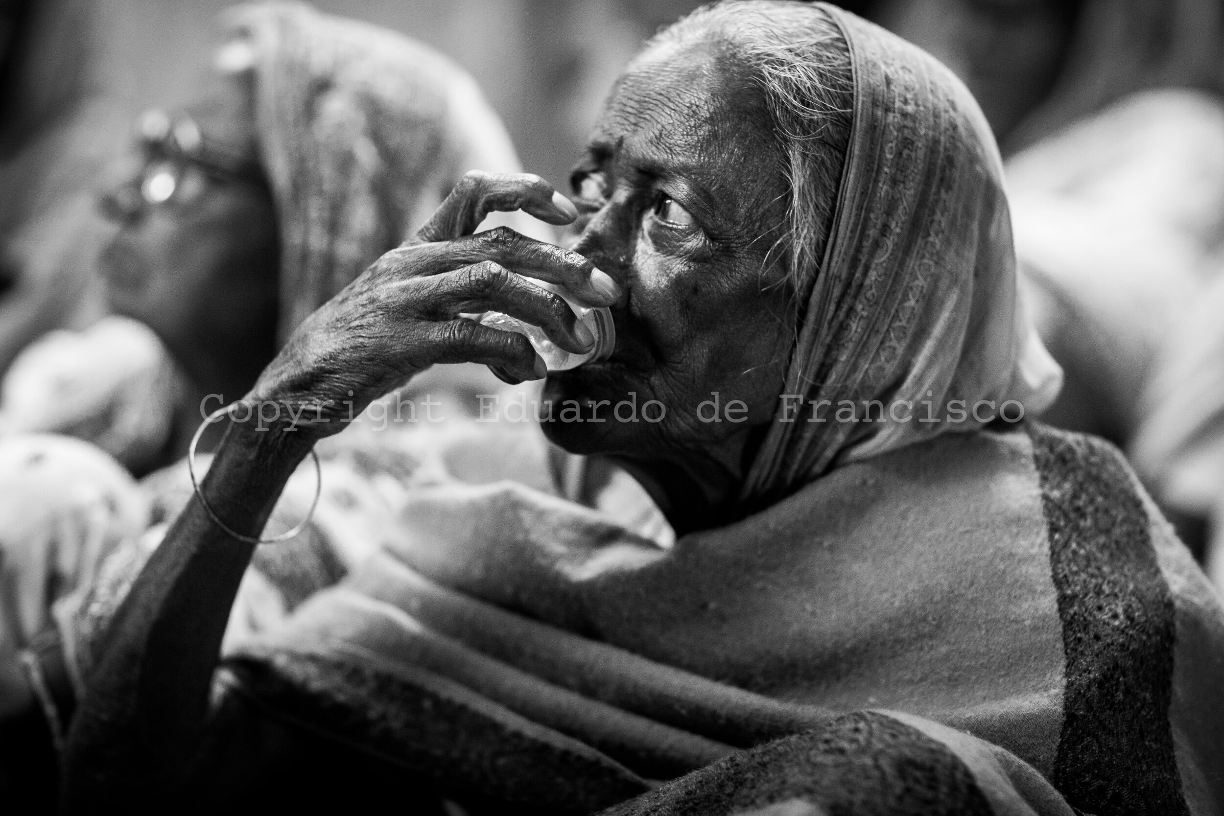  With no family (either in Calcutta or in her original District of Bardaman in the indian state of West Bengal), Pushpo Das is also a widow. In India, a particularly disadvantageous situation. 