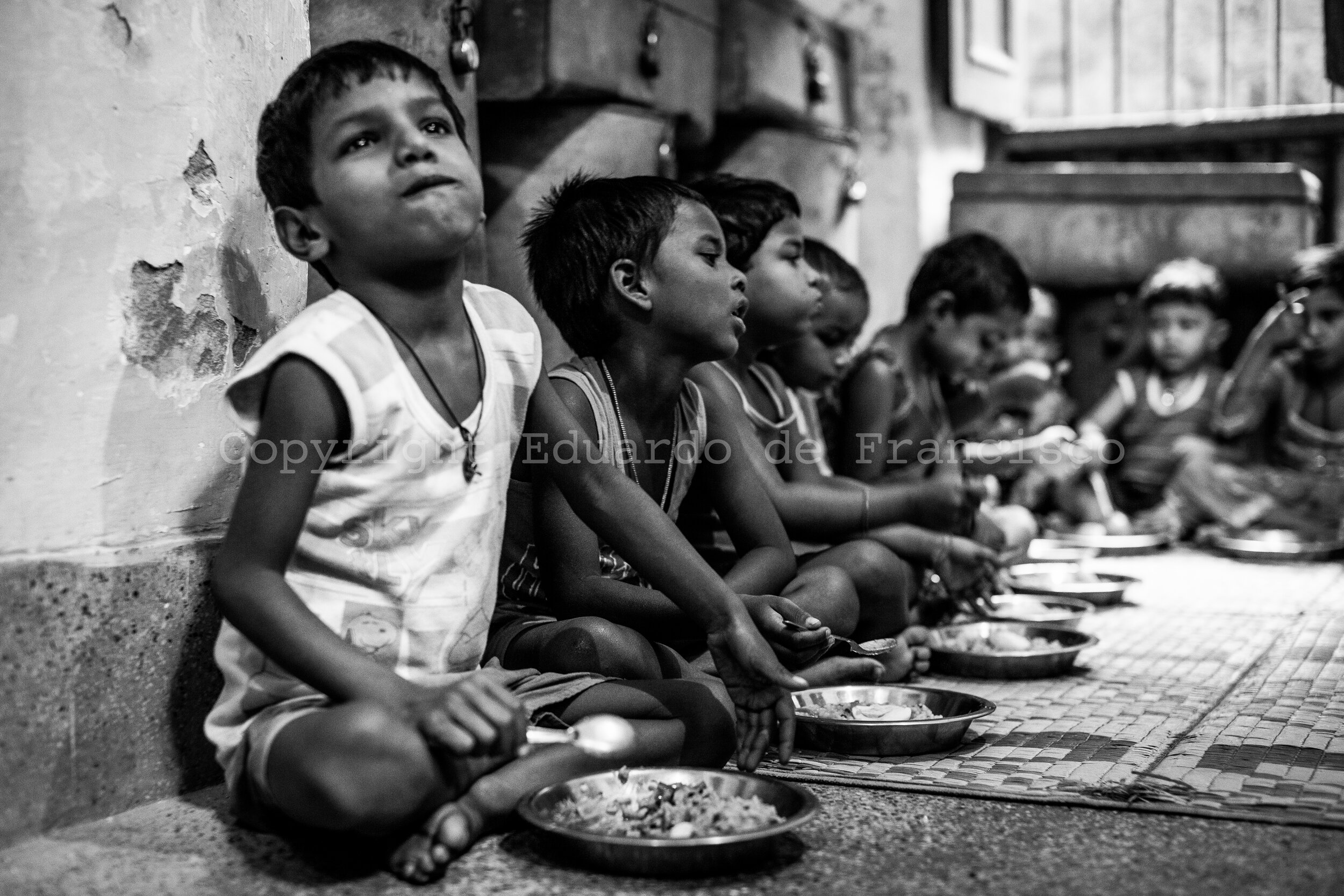  In Kalighat, a group of children, sons and daughters from women working on prostitution in the area, receive a daily meal at school. Since the introduction of the program, the rates of infant malnutrition have been reduced considerably. 