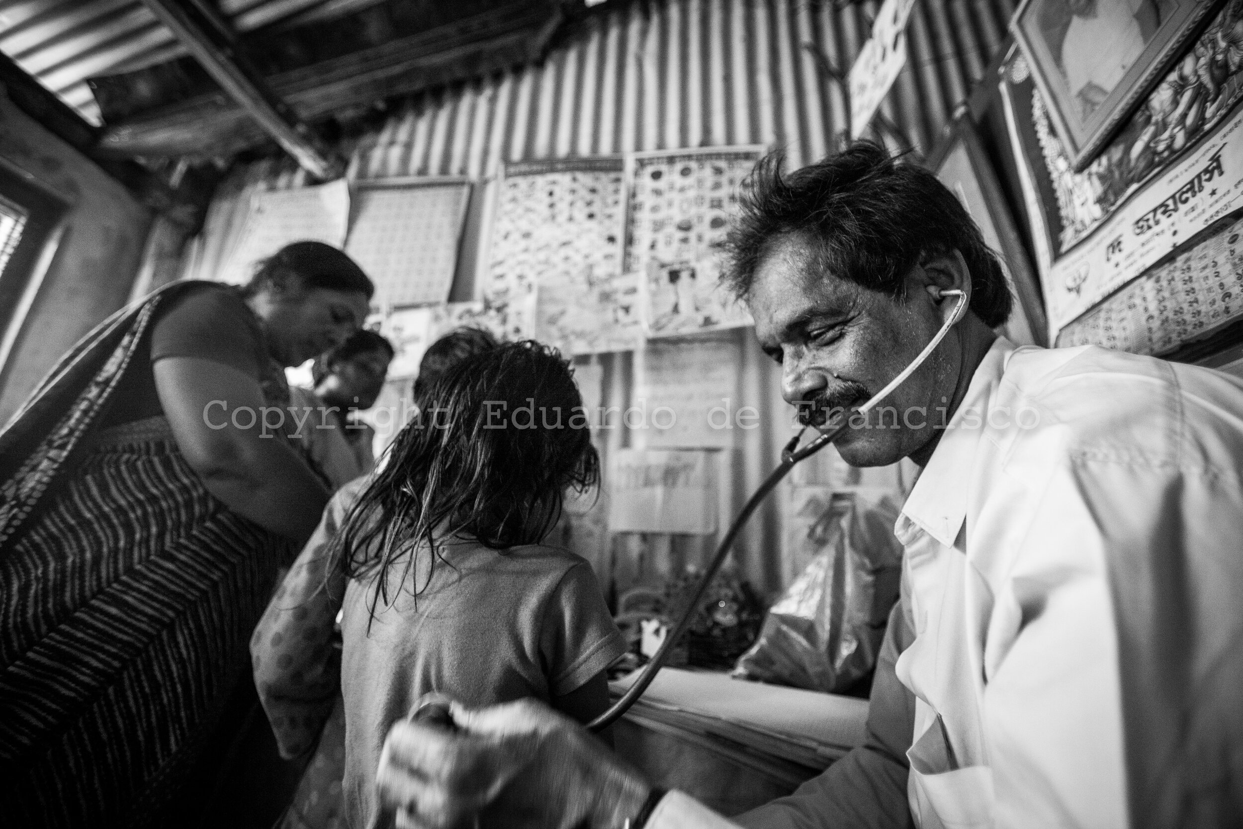  Weekly medical check-up in the center of Kumartuli, part of the integrated programs (education, food, medical assistance) partly funded by the government of the state of West Bengal. 
