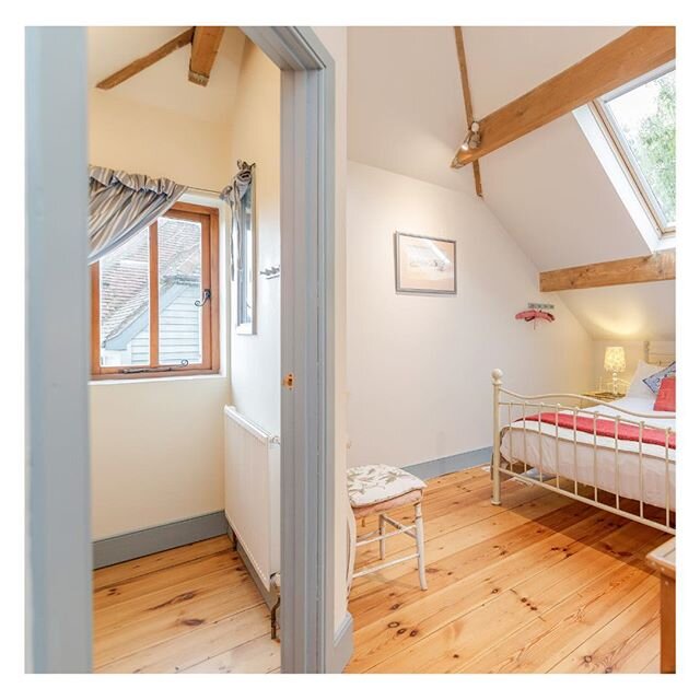 Our bathroom/double bedroom in The Barn in Twyford. The view out of that window is 😍! ⁠⠀
&bull;⁠⠀
&bull;⁠⠀
&bull;⁠⠀
&bull;⁠⠀
&bull;⁠⠀
&bull;⁠⠀
&bull;⁠⠀
#staycation #stayathome #escapeLondon #hibernation #lockdown #workremotely #ukholidays #visituk #