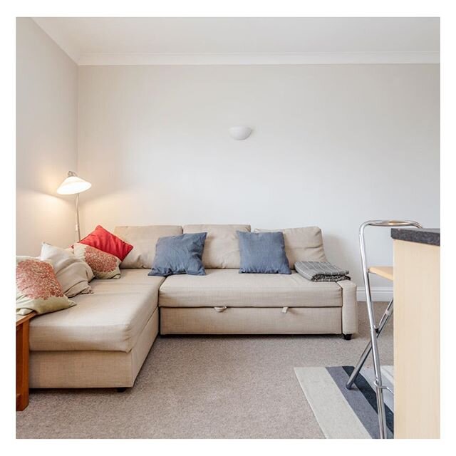 The cosy living room area in one of our flats in Central Winchester. These sofa beds are incredibly comfy if you have little ones. Contact us today and book your stay in this beautiful, historic city. ⁠⠀
&bull;⁠⠀
&bull;⁠⠀
&bull;⁠⠀
&bull;⁠⠀
&bull;⁠⠀
&