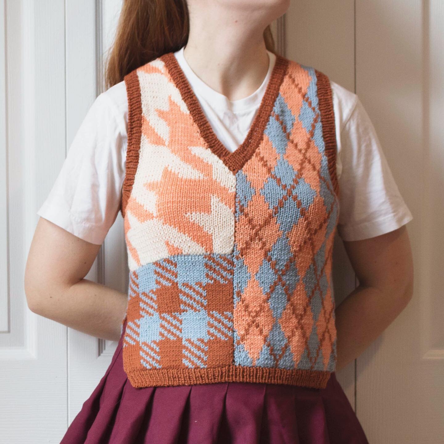 another reversible patchwork sweater vest :)
⁣
.⁣
⁣
.⁣
⁣
.⁣
⁣
.⁣
⁣

#handmade #fashiondesign #handknit #oneofakind #ooak #brooklyndesigner #handknitsweater #merinowool #sweatervest #slowfashion