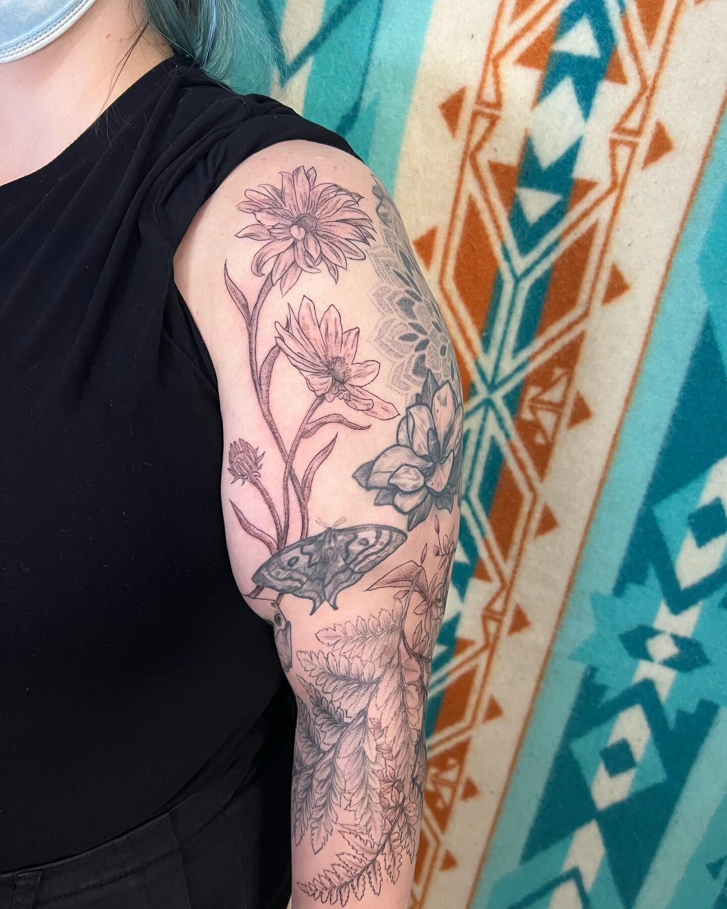 Finished adding all the plants to Allyson&rsquo;s Florida wildlife themed arm! We&rsquo;ve been slowly adding pieces in the 🌶️spiciest 🌶️ of placements. They are tough as heck and also laugh when things get more painful, which is such a delight. Dr