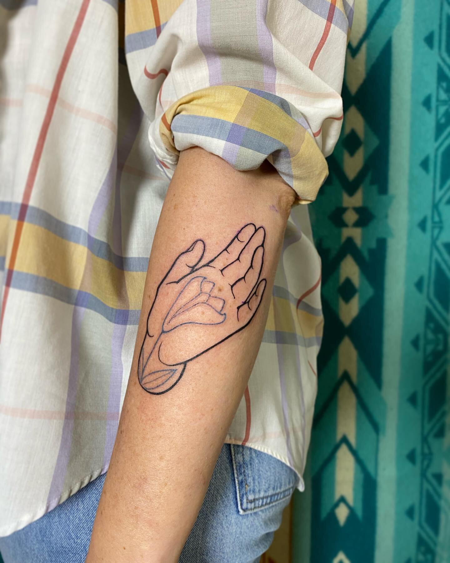 Huge thanks to Lauren for coming in last minute to get this cute lil hand flash, and for being up for adding some color linework! Your freckle was meant to be the floating apex of the flower✨it was clearly waiting for you!