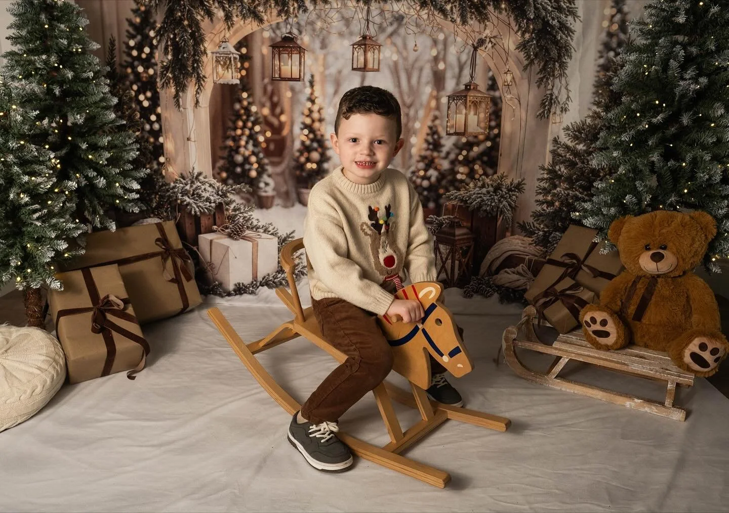 Christmas Minis are here! 🎄
20-minute sessions, &pound;50 for 5 magical images.
Choose from: 8th, 9th, 22nd Nov or 6th Dec(nearly fully booked!) 
DM to secure your spot! 

#christmasphotoshoot #christmasphotos #photographer