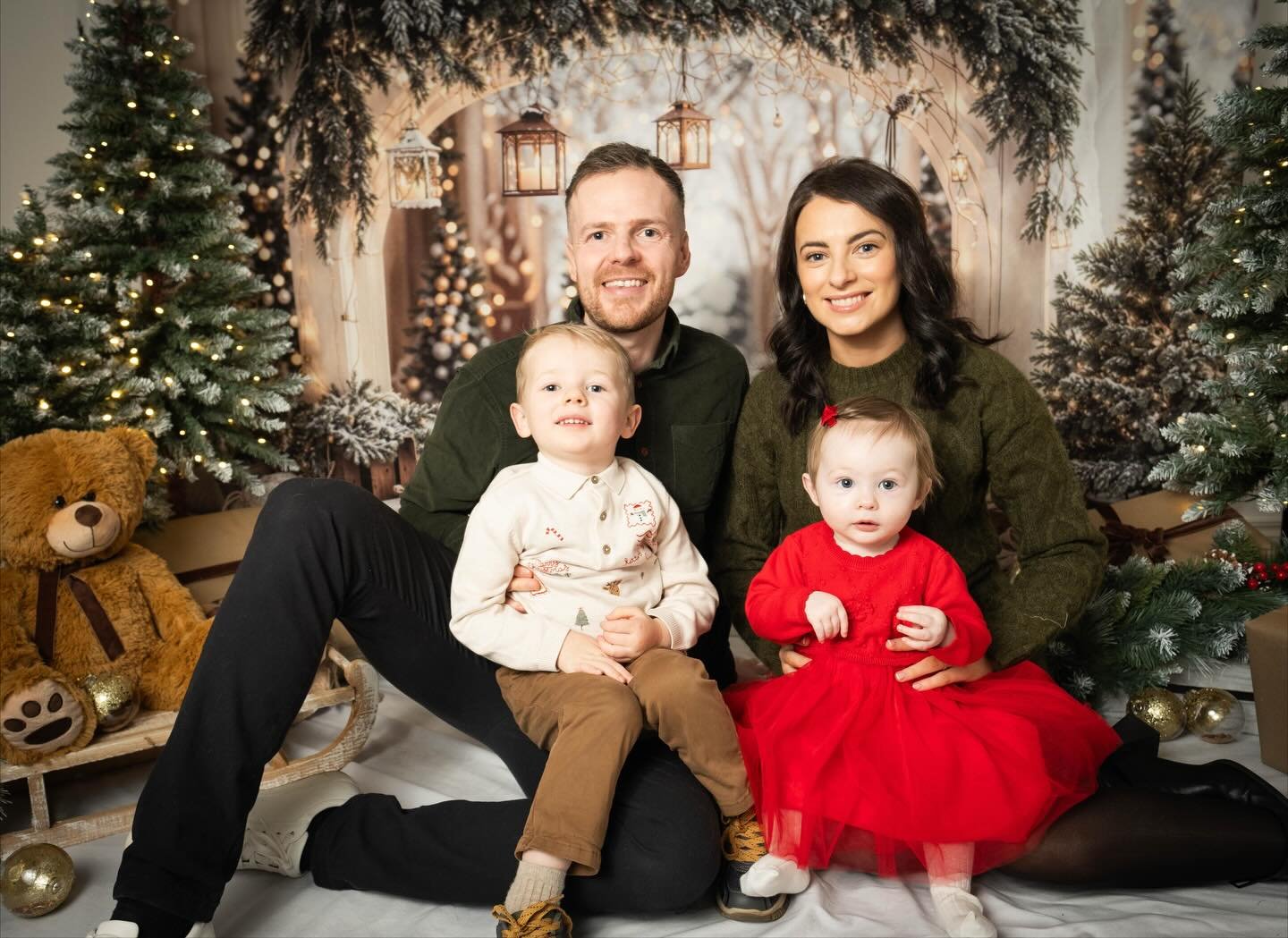 🎄 Christmas Minis Update! 🎄
6th Dec: FULLY BOOKED!
Limited spots available for 13th &amp; 14th Dec.
Capture your festive family memories ✨
30 mins &middot; 5 images &middot; &pound;50
DM to secure your booking! 

#christmasphotoshoot #familyphotosh