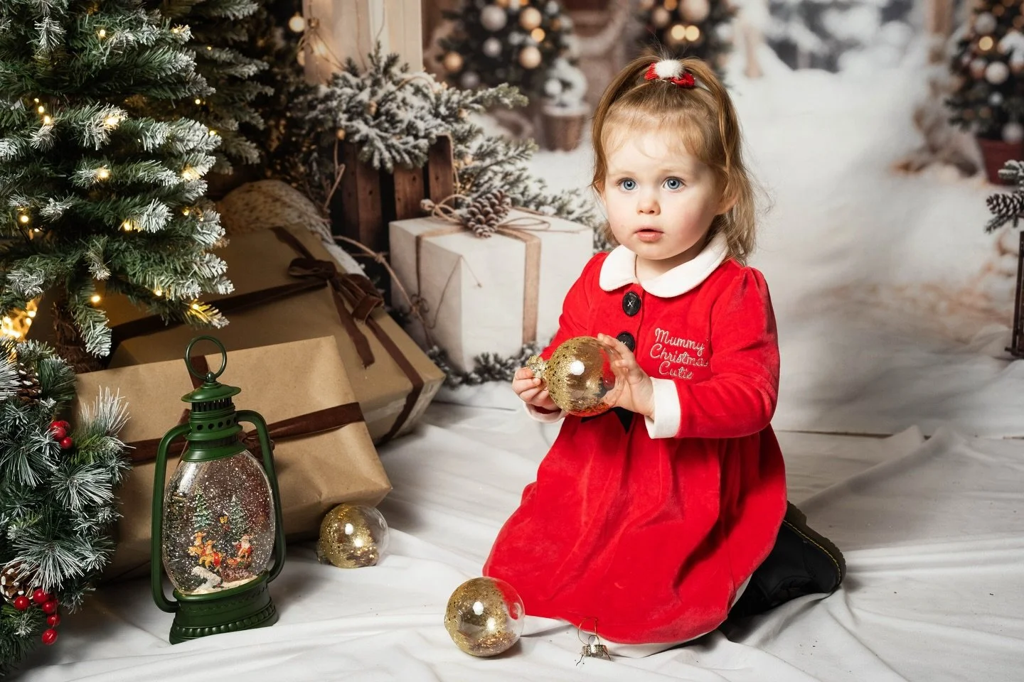 🎄Christmas Mini Sessions 🎄
✨ 20-minute festive sessions
📸 &pound;50 for 5 magical images

Available dates and time slots:
🎁 13th Dec - 11.00am
🎉 14th Dec - 10.30am/11.30am/12.30pm

Don&rsquo;t miss out &mdash; these sessions go fast!
📩 DM to se