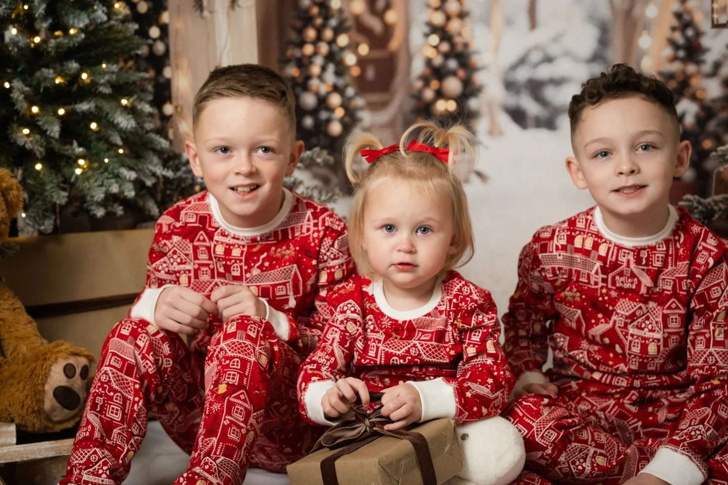 Tomorrow marks the final day of my Christmas Mini Sessions and I'm excited to announce they're completely sold out! 🎄🎅🏻✨ The response has been amazing and I'm excited to start planning an even bigger and better experience for next year. Watch this