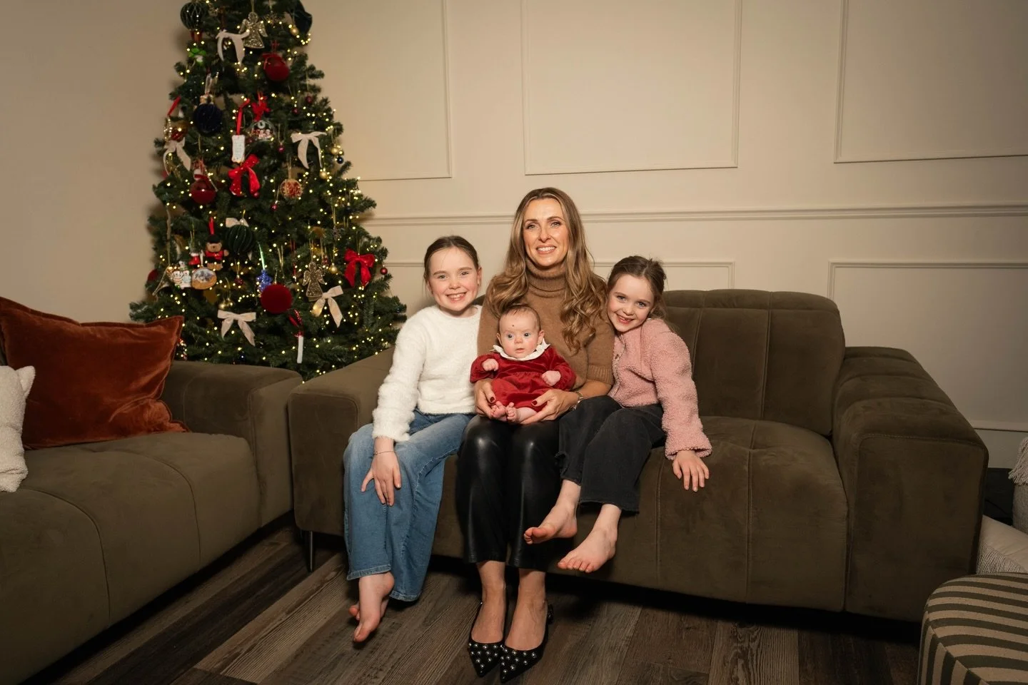 Family is everything! Loved doing an at-home photoshoot with this lovely family, including their adorable 9-week-old granddaughter 🥹 

#family #familyphotoshoot #familyphotographer #christmas