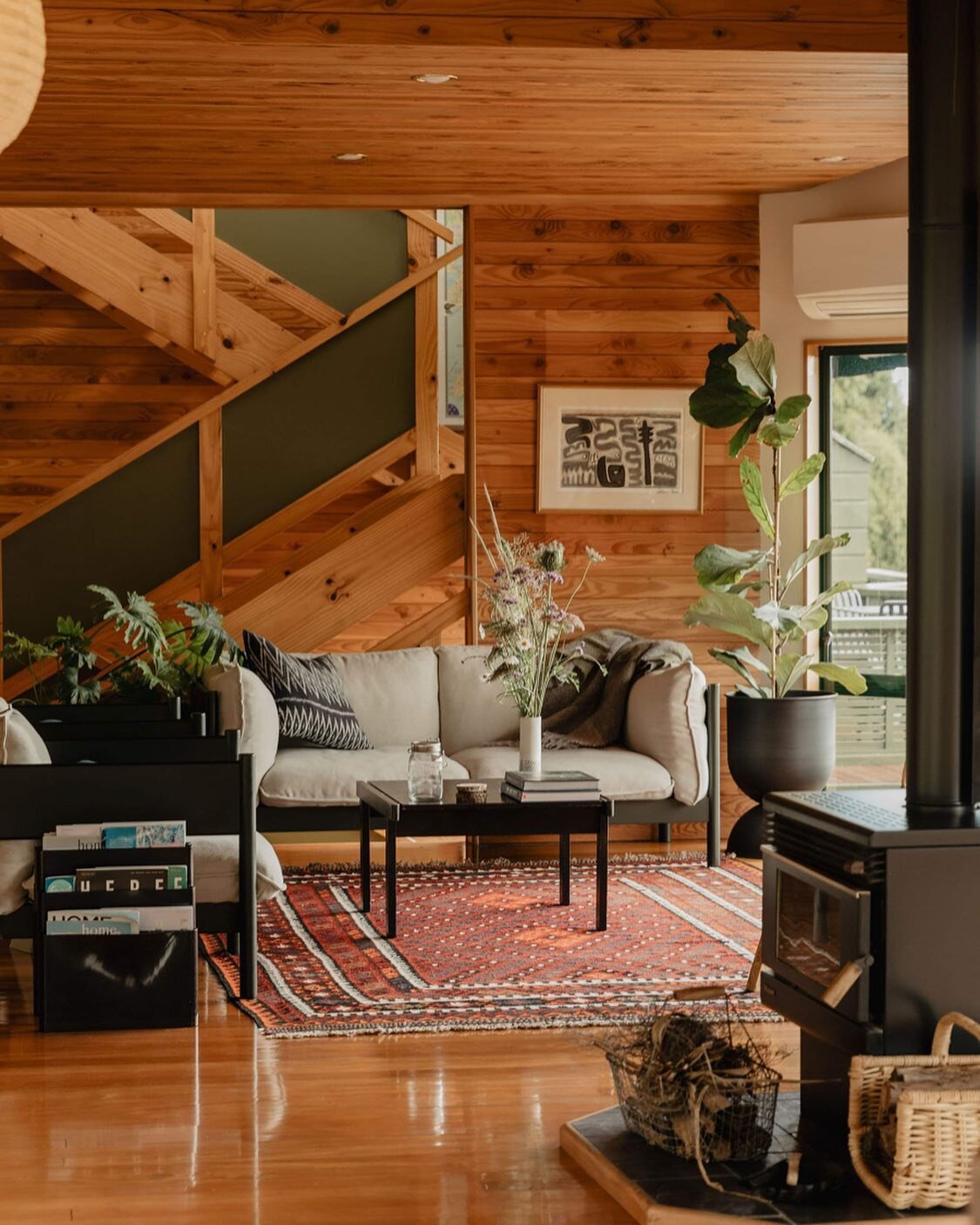 The lounge of @buffalolodge_nz - a treehouse-like lodge nestled in the hills of Coromandel. Loved working on this project with the coolest of clients! #interiordesign #hotels #newzealand