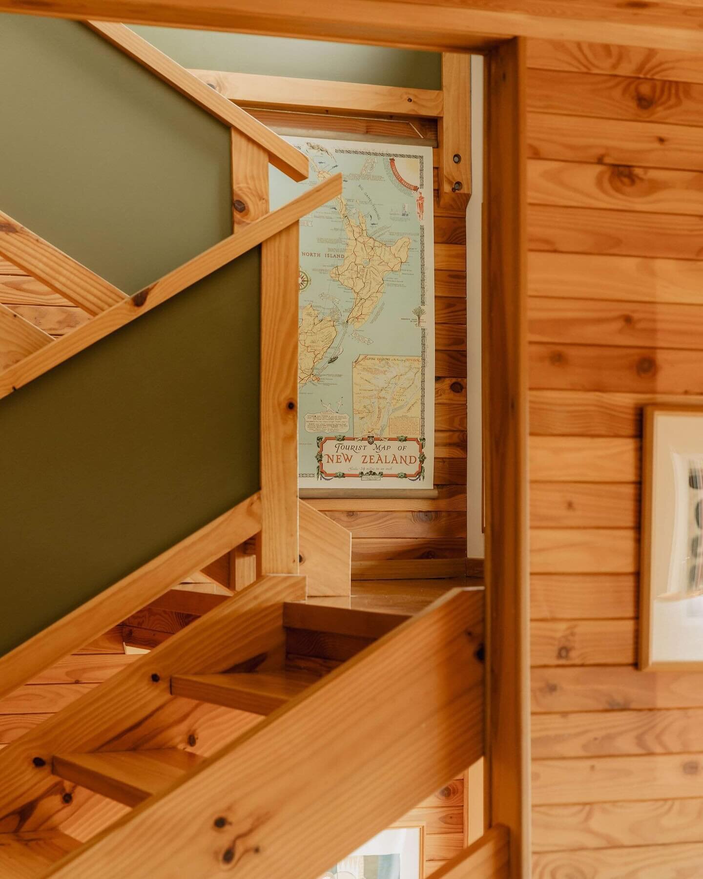 The staircase with a touch of khaki green at @buffalolodge_nz 🌳