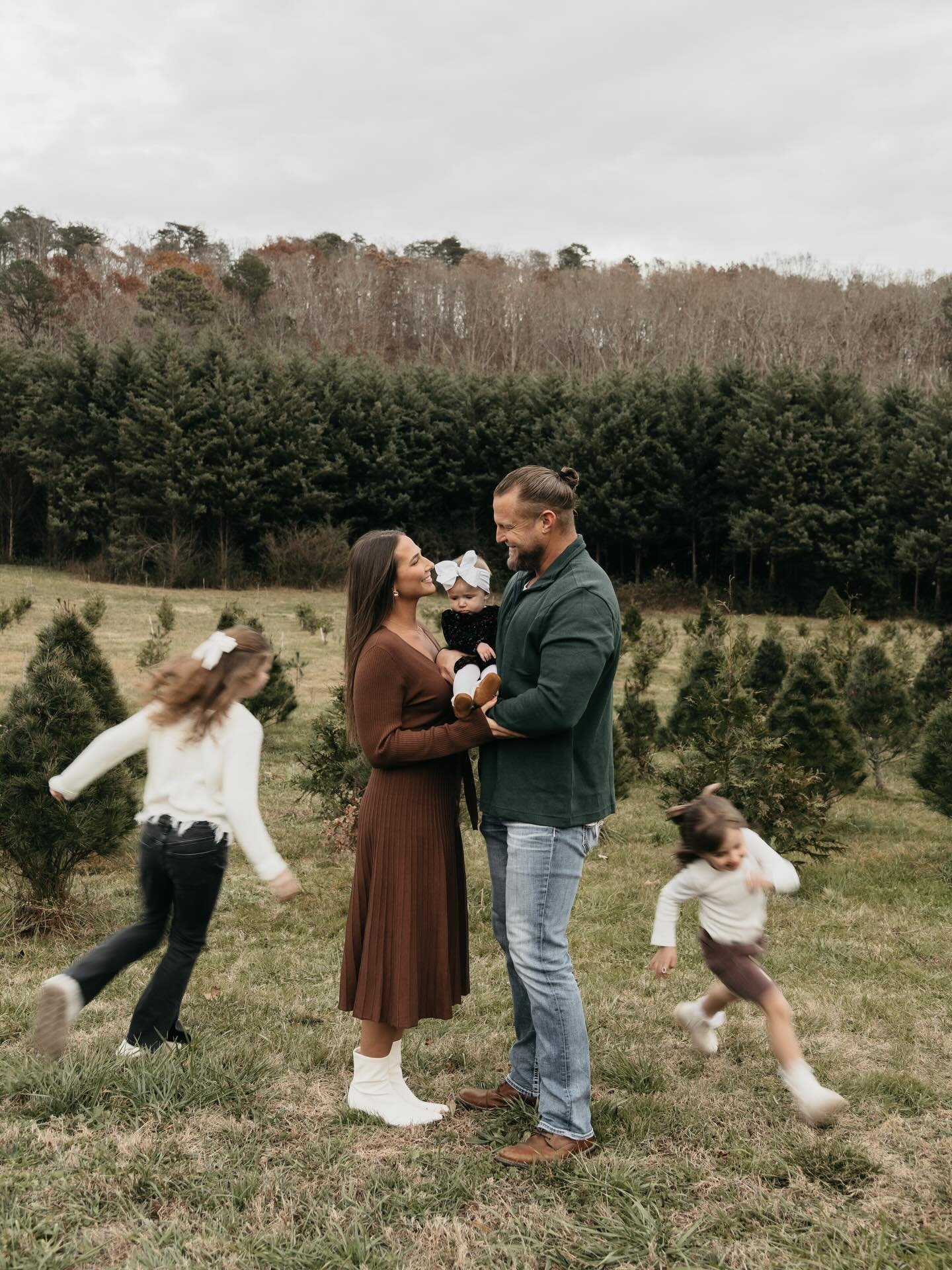 Limited Availability! 

This weekend will be the last Saturday and Sunday I have available for family photos if you want them in time to send Christmas cards! Book yours today!