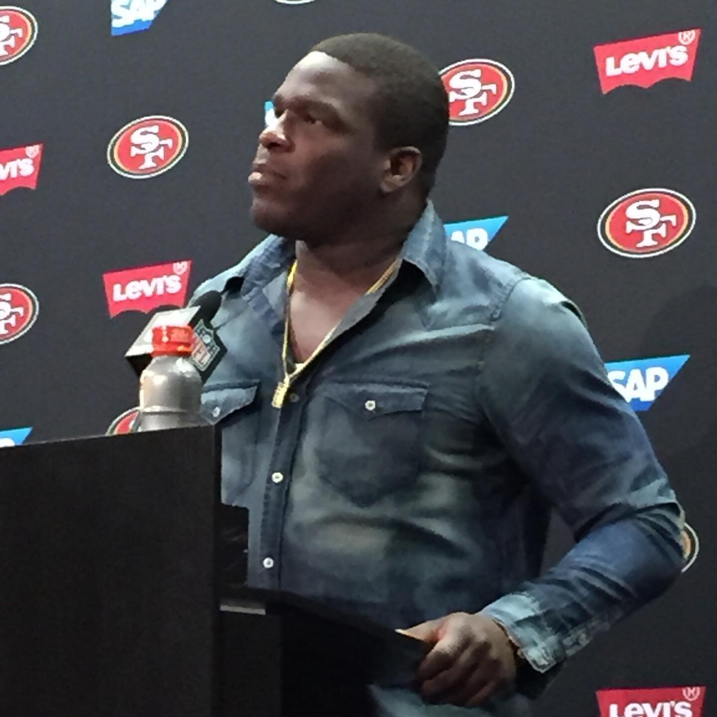 As the #49ers prepare to head East to face #FrankGore and the #Jets - a look back at the future HOF&rsquo;er&rsquo;s final postgame media session as a member of the #Niners. He is still the club&rsquo;s all time leading rusher. The second photo is Ji