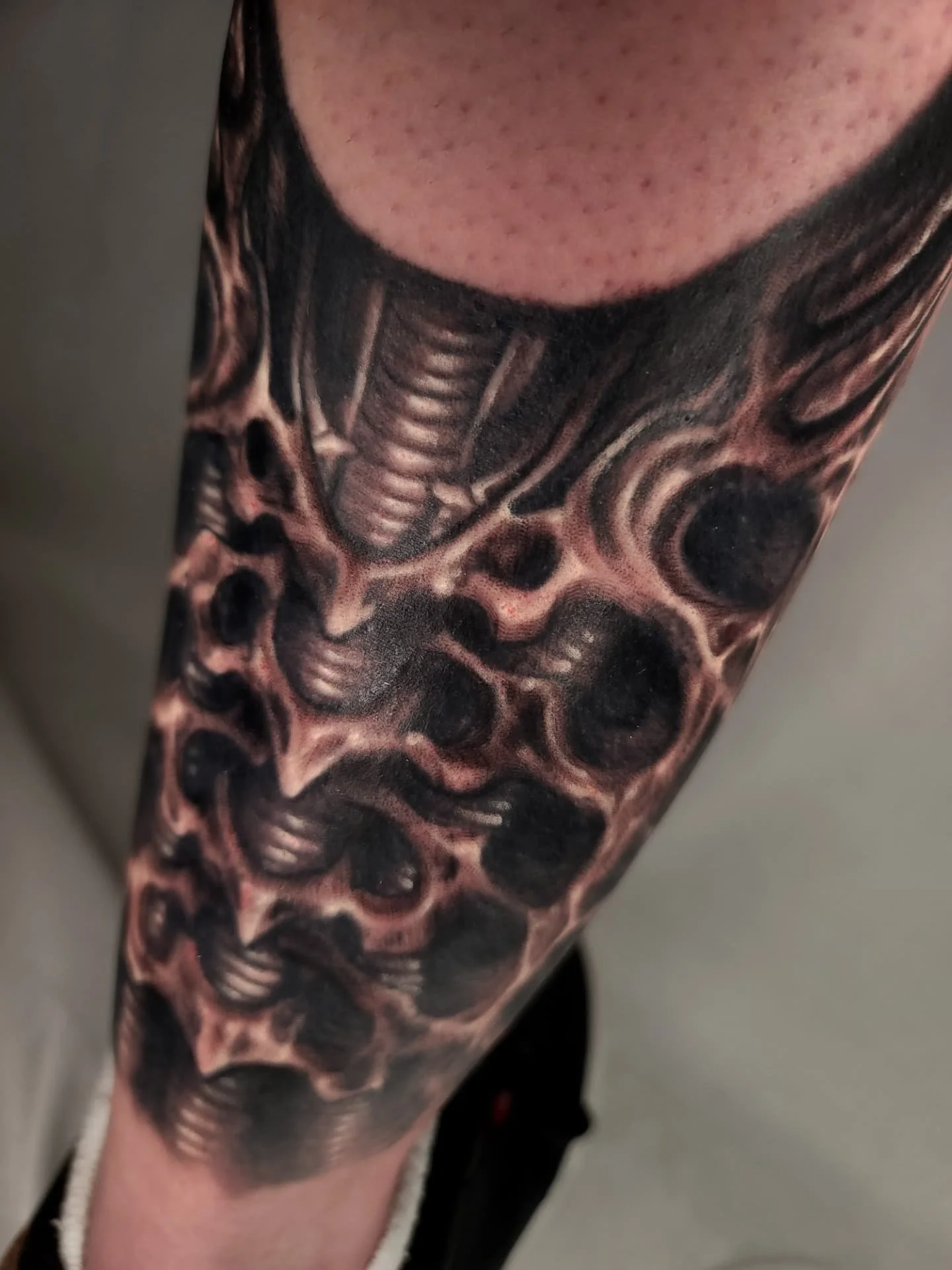 The beginning of a tattoo project inspired by one of my favorite and greatest artists out there, HR Giger! 👽💀⚙️

#darkart #realismtattoo #horror #blackwork #ohiotattooers #cuyahogafalls #jakeulmertattoos #somethingdarker #bespoketattoogallery #hrgi