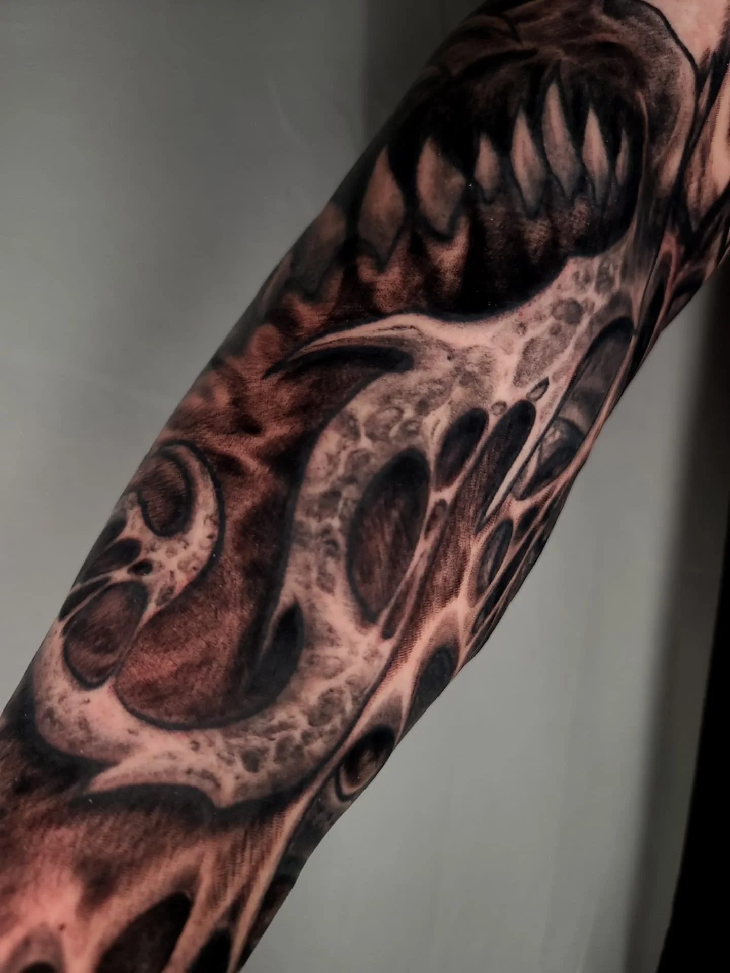 🖤💀🦷

#darkart #realismtattoo #horror #blackwork #ohiotattooers #cuyahogafalls #jakeulmertattoos #somethingdarker #bespoketattoogallery