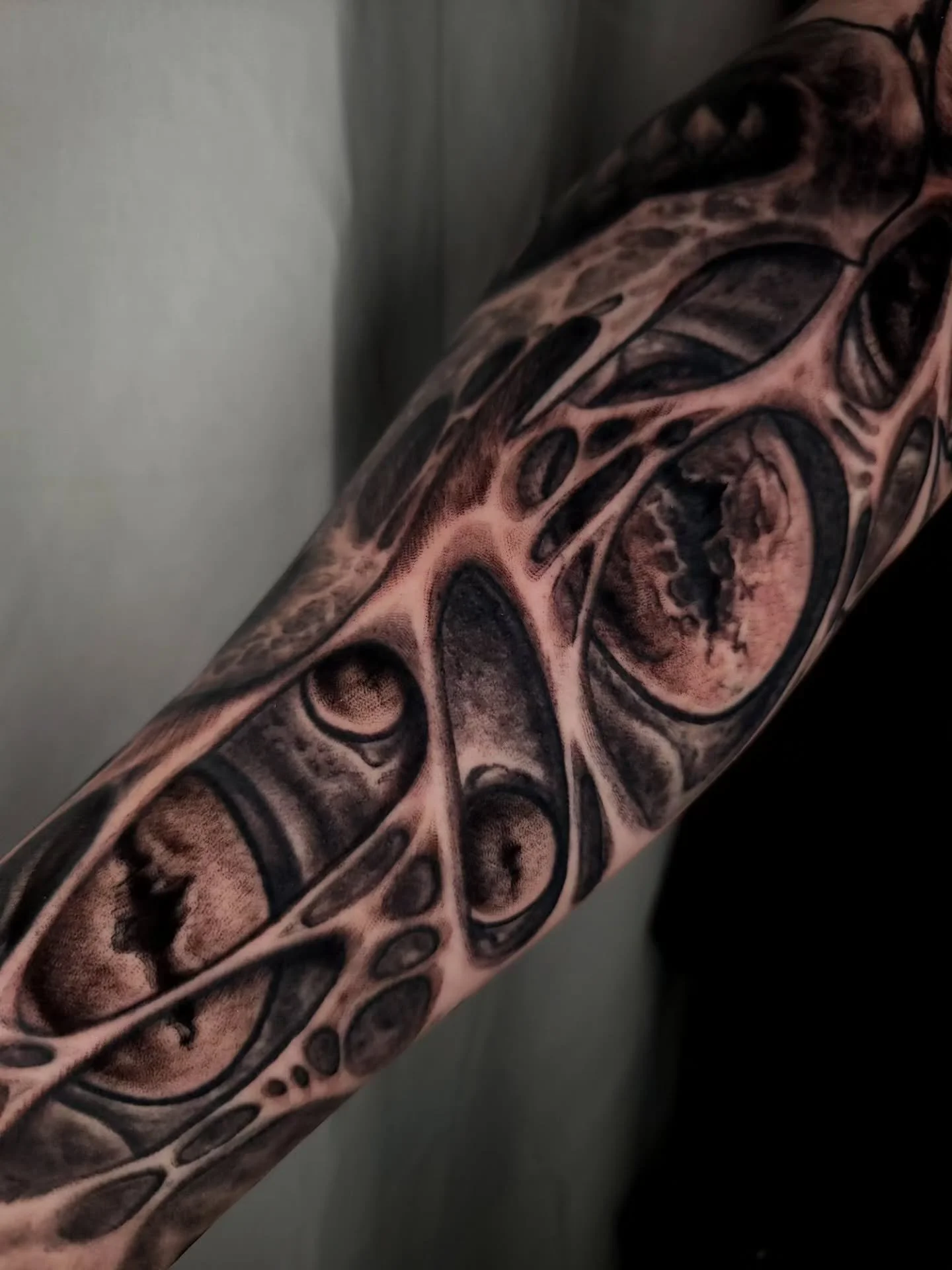 🖤💀👁

#darkart #realismtattoo #horror #blackwork #ohiotattooers #cuyahogafalls #jakeulmertattoos #somethingdarker #bespoketattoogallery
